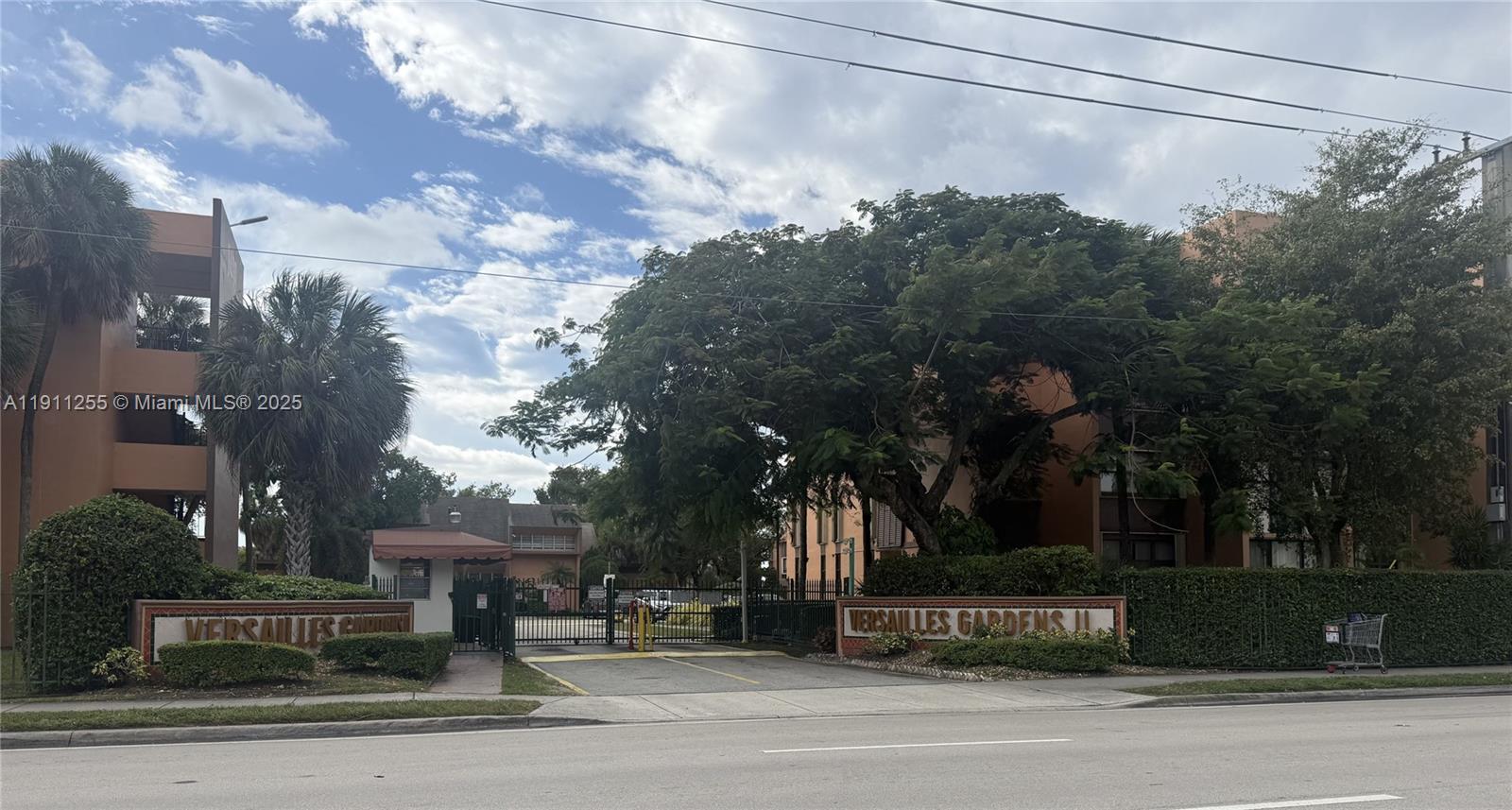 Versialles Gardens II Con