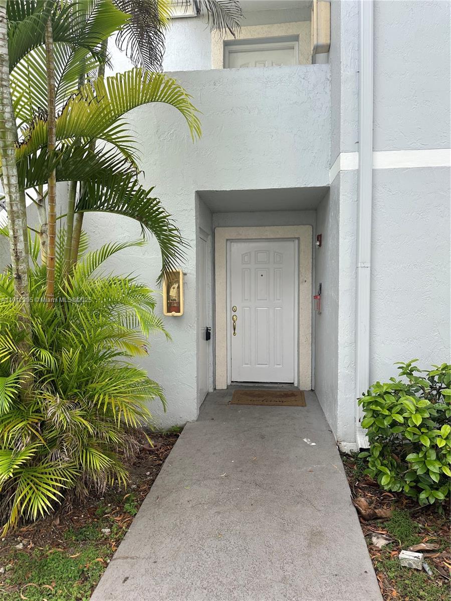 Beautiful completely remodeled 2/2 in the elegant Le Club community. This is a corner unit on the first floor with a private balcony, porcelain titles, stainless steel appliances, washer and dryer included. This spacious 2/2 has 1,123 sqft LA and additional storage room outside. Great amenities including clubhouse, resort style swimming pool, gym, tennis courts and a beautiful lake with walking/jogging paths.