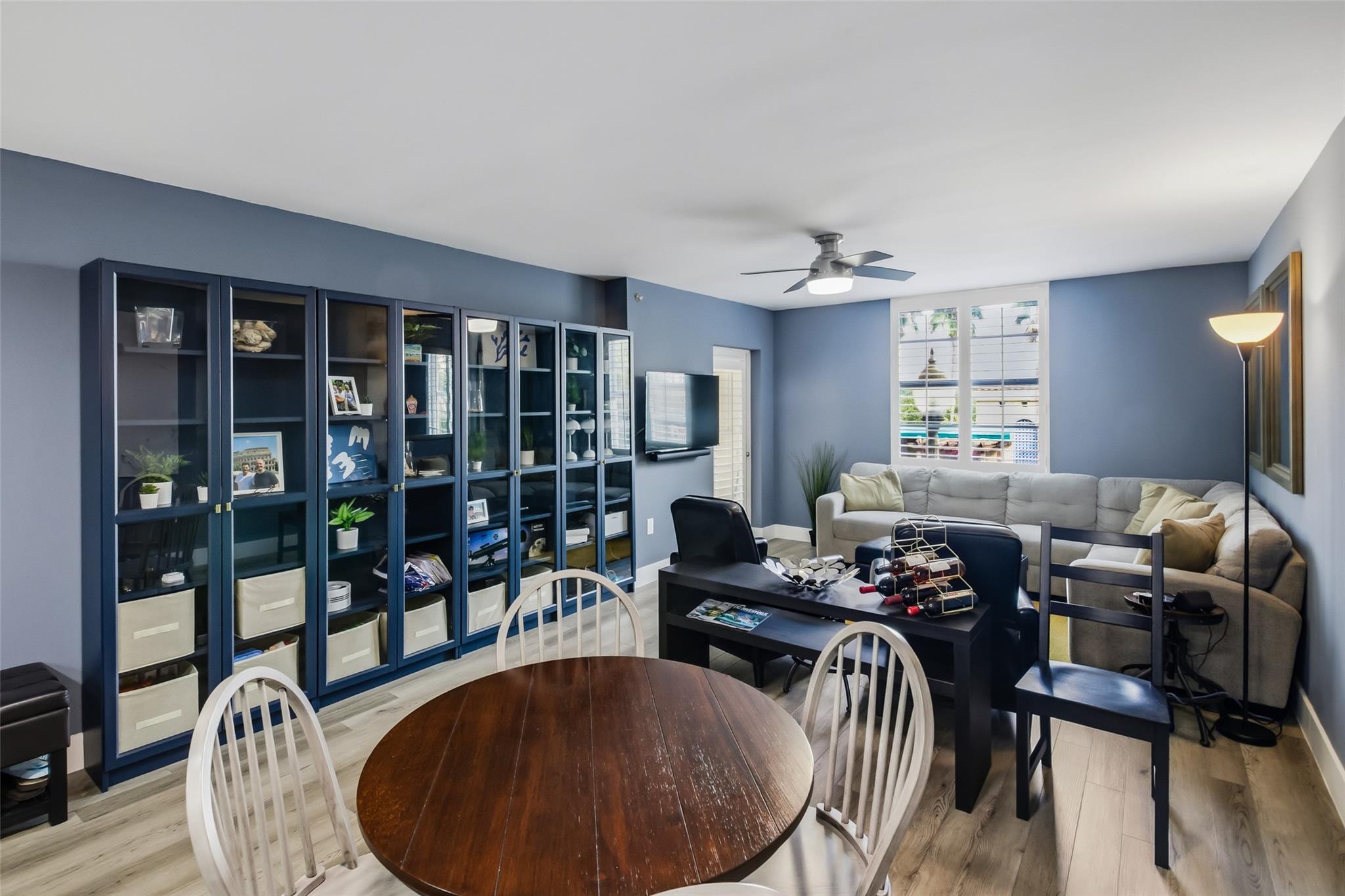 Las Olas By The River Con