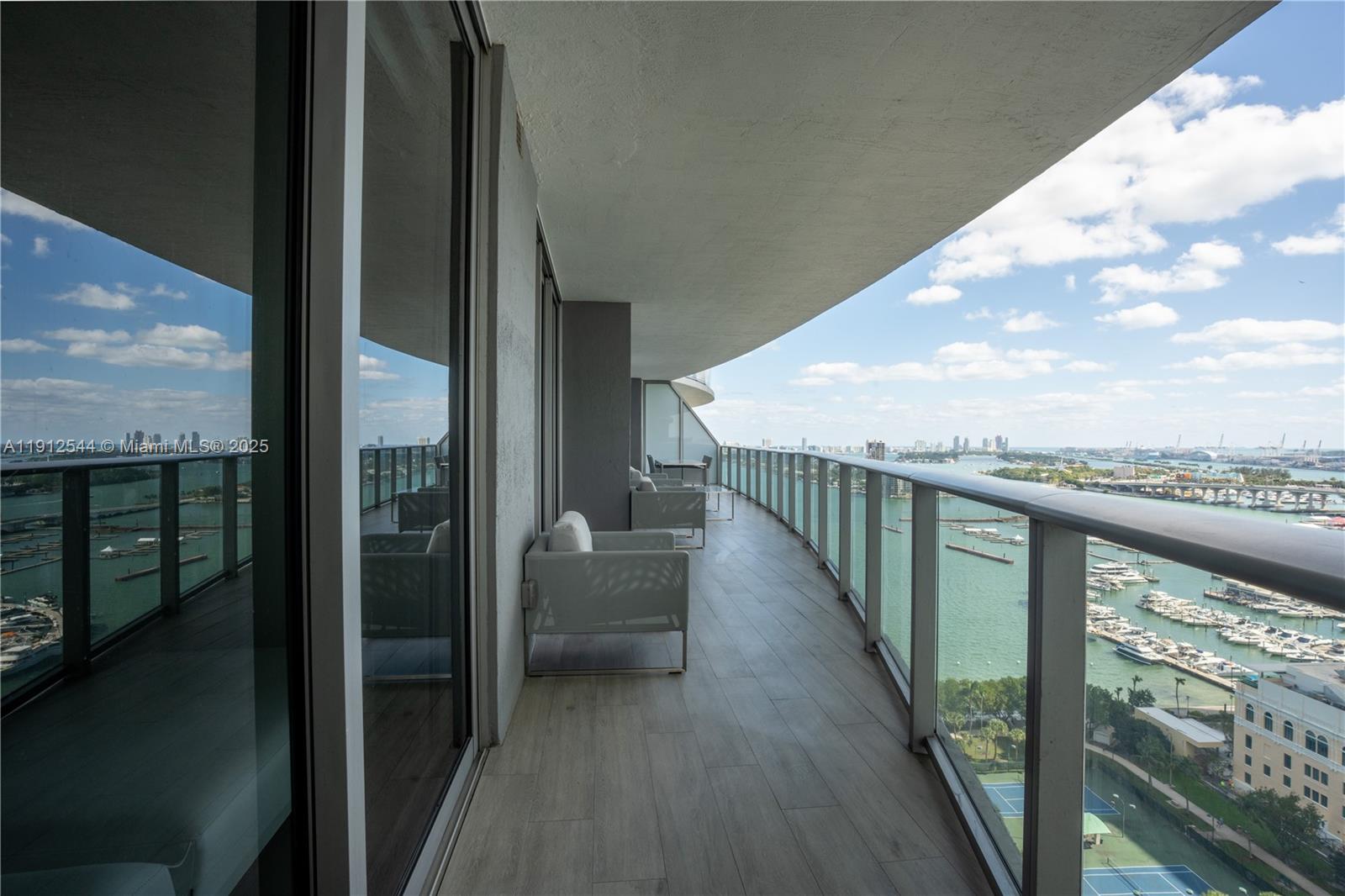 Apartamento à Venda em Miami, FL