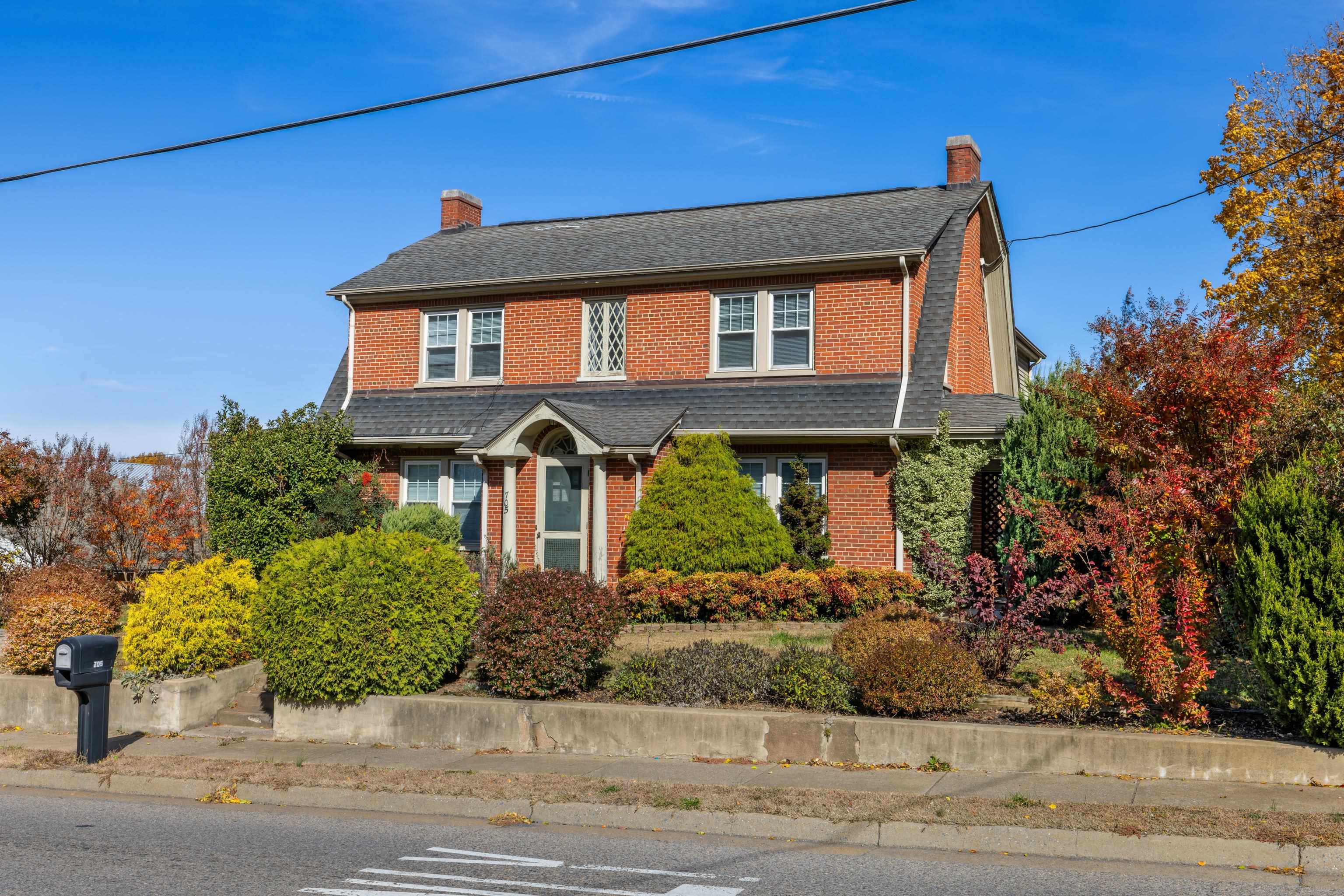 705 RICHMOND AVE exterior