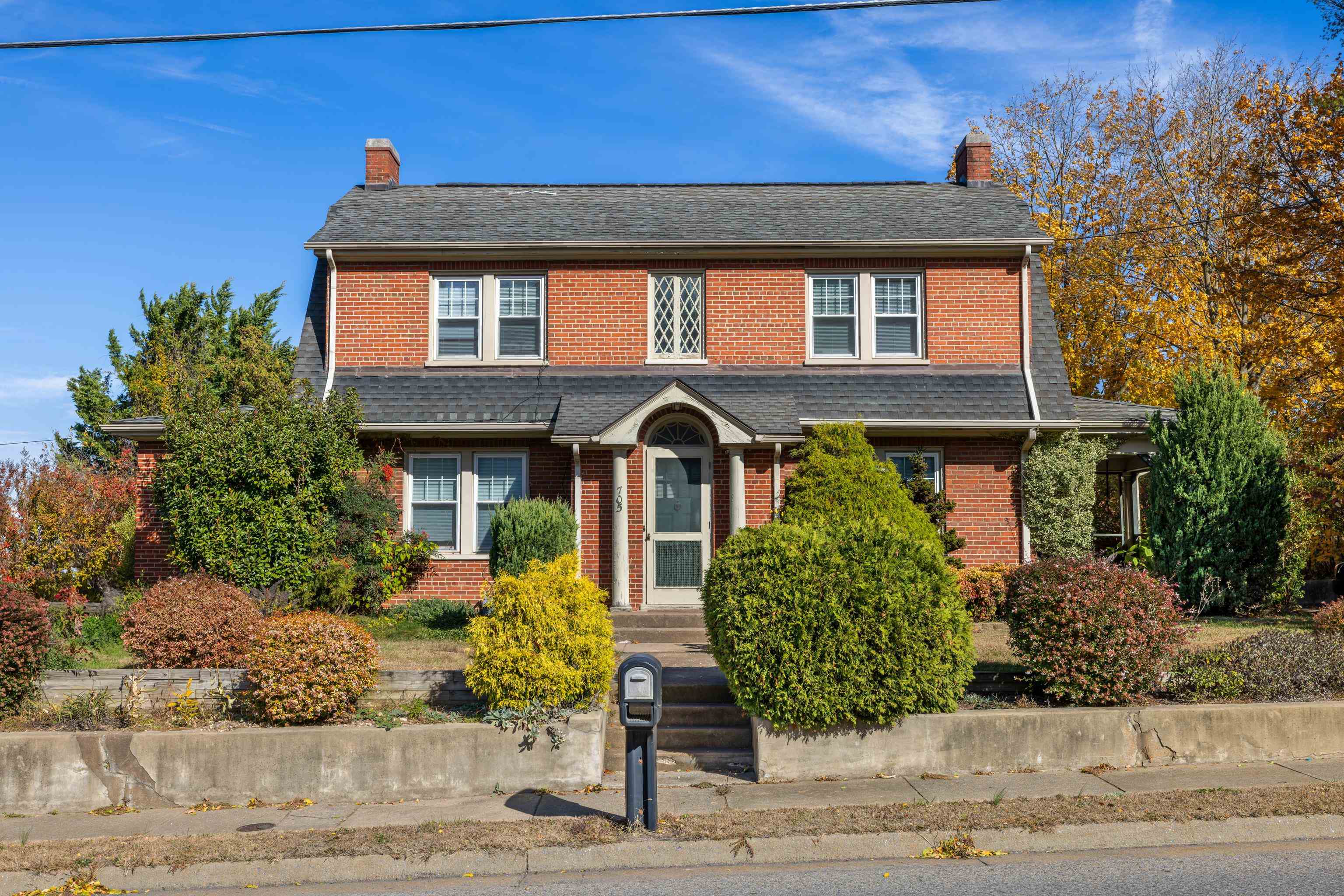 705 RICHMOND AVE exterior