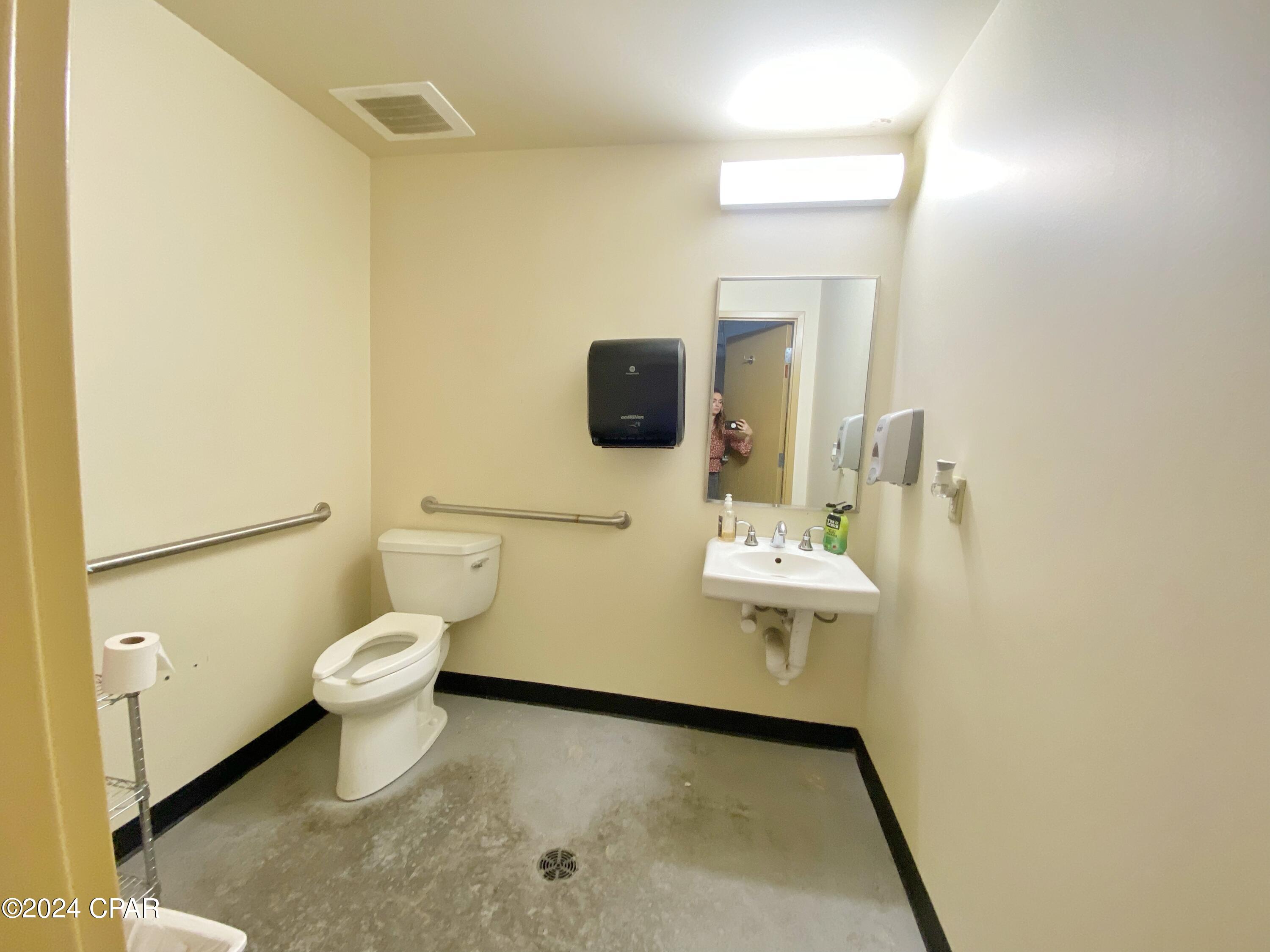 Listing photo id 13 for 1368 Blountstown Street