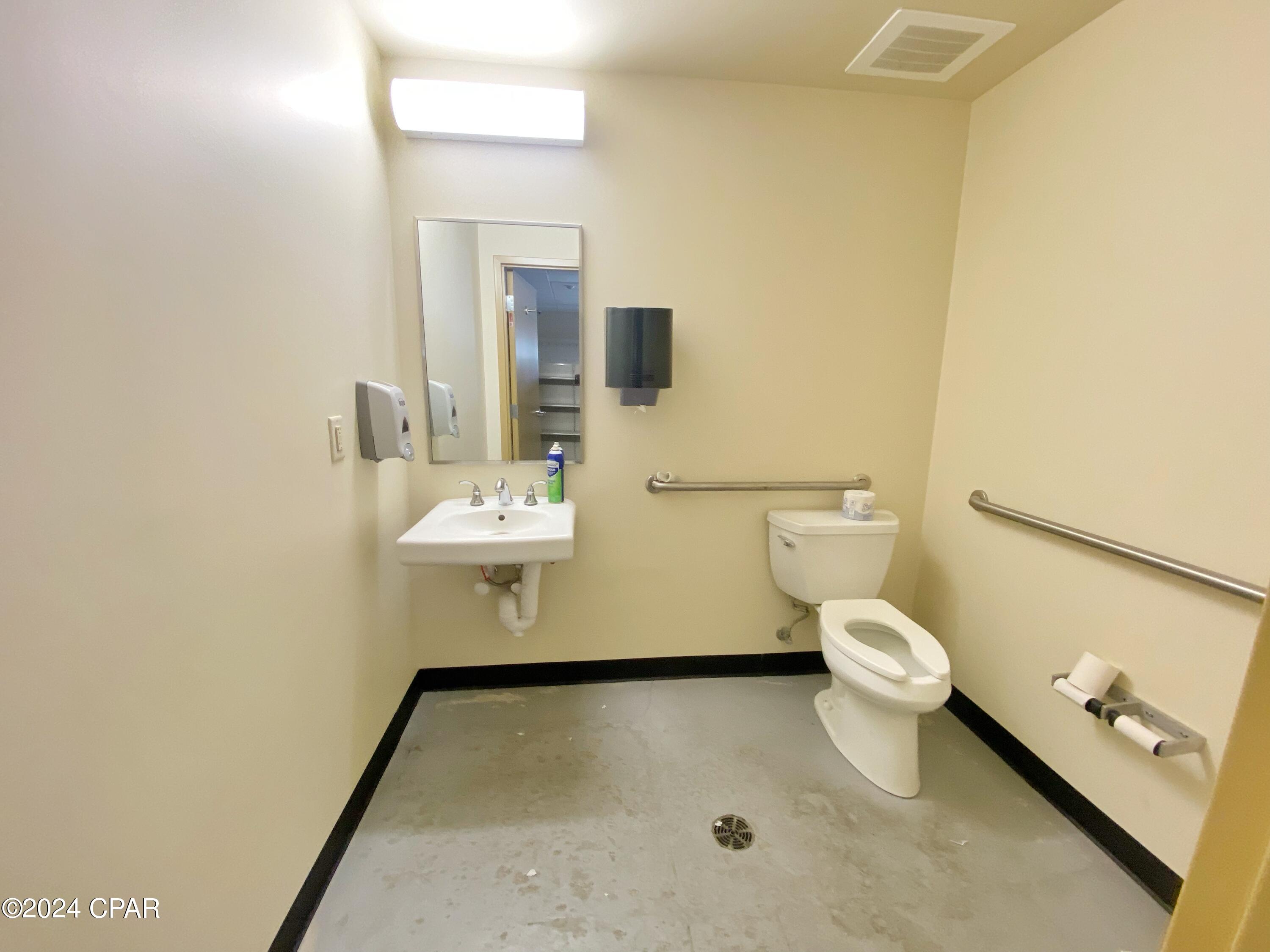 Listing photo id 14 for 1368 Blountstown Street