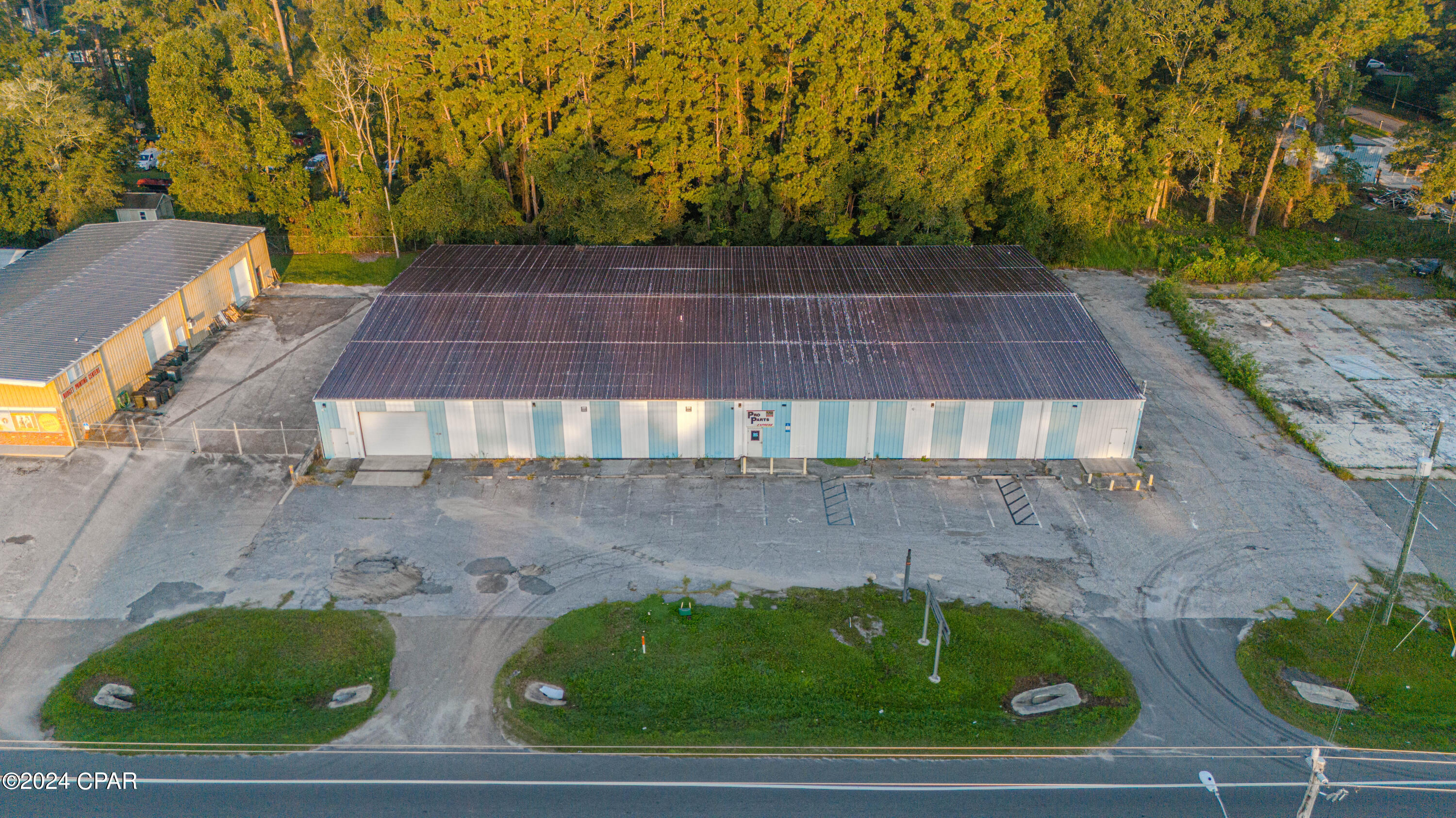 Listing photo id 2 for 1368 Blountstown Street