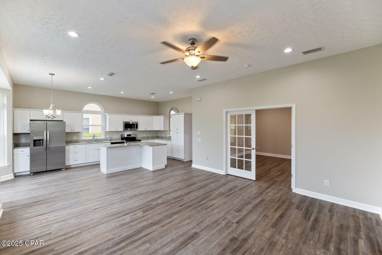 Listing photo id 12 for 2601 Country Club Drive