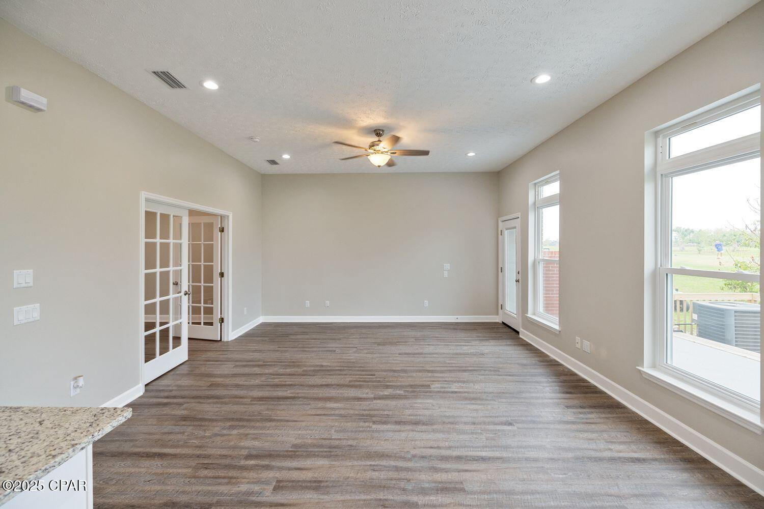 Listing photo id 15 for 2601 Country Club Drive