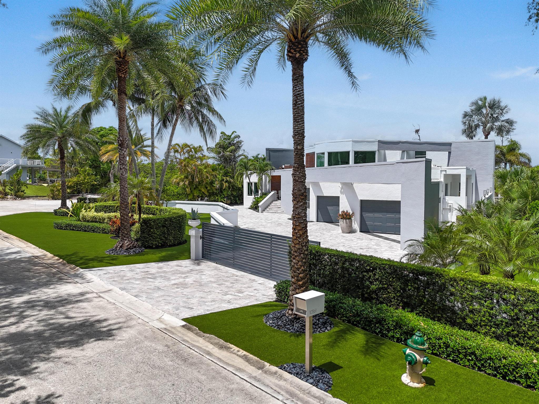 Image to showcase the property located at 10561 SE Le Parc