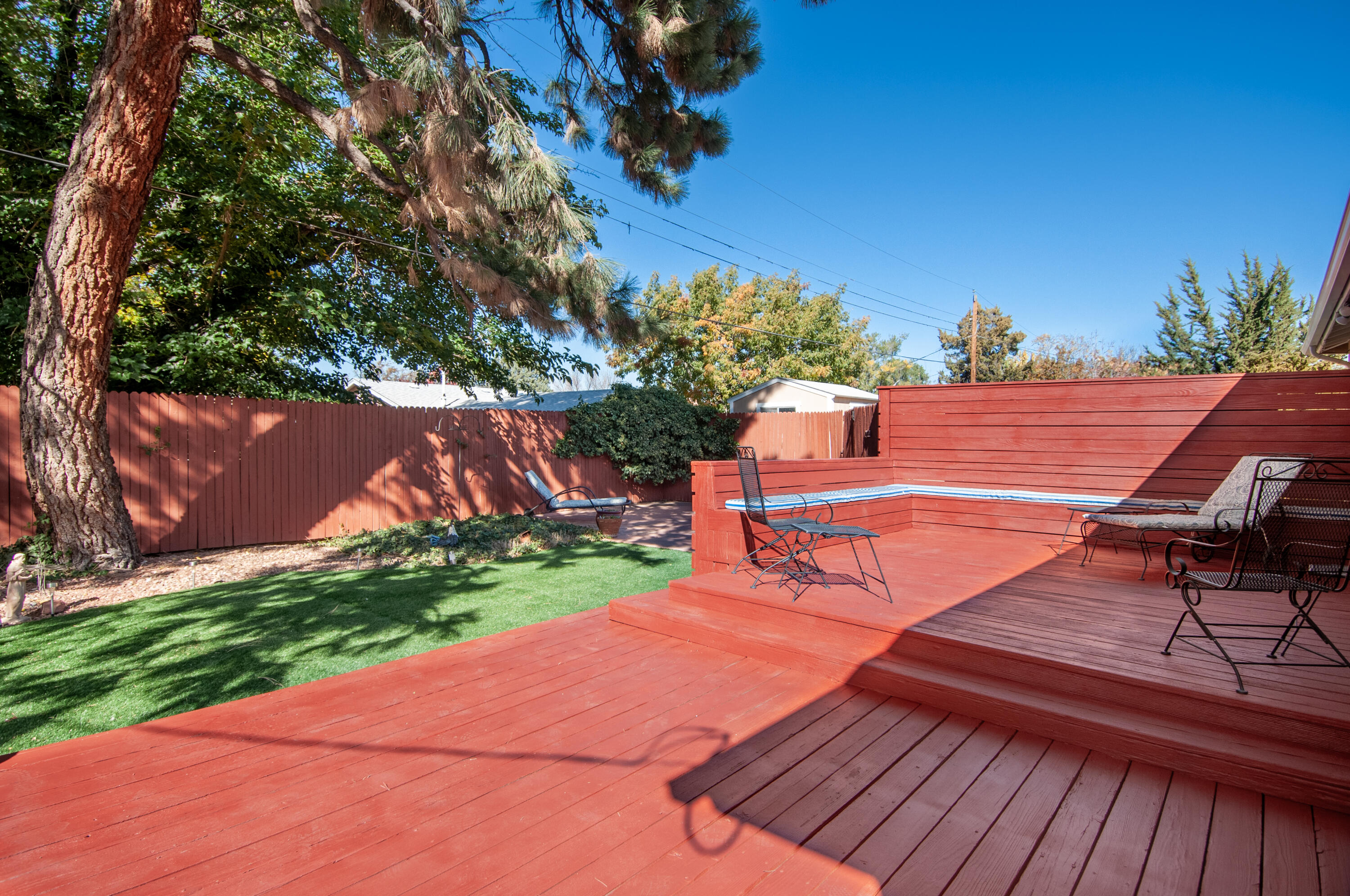 2913 Palomas Drive NE Backyard