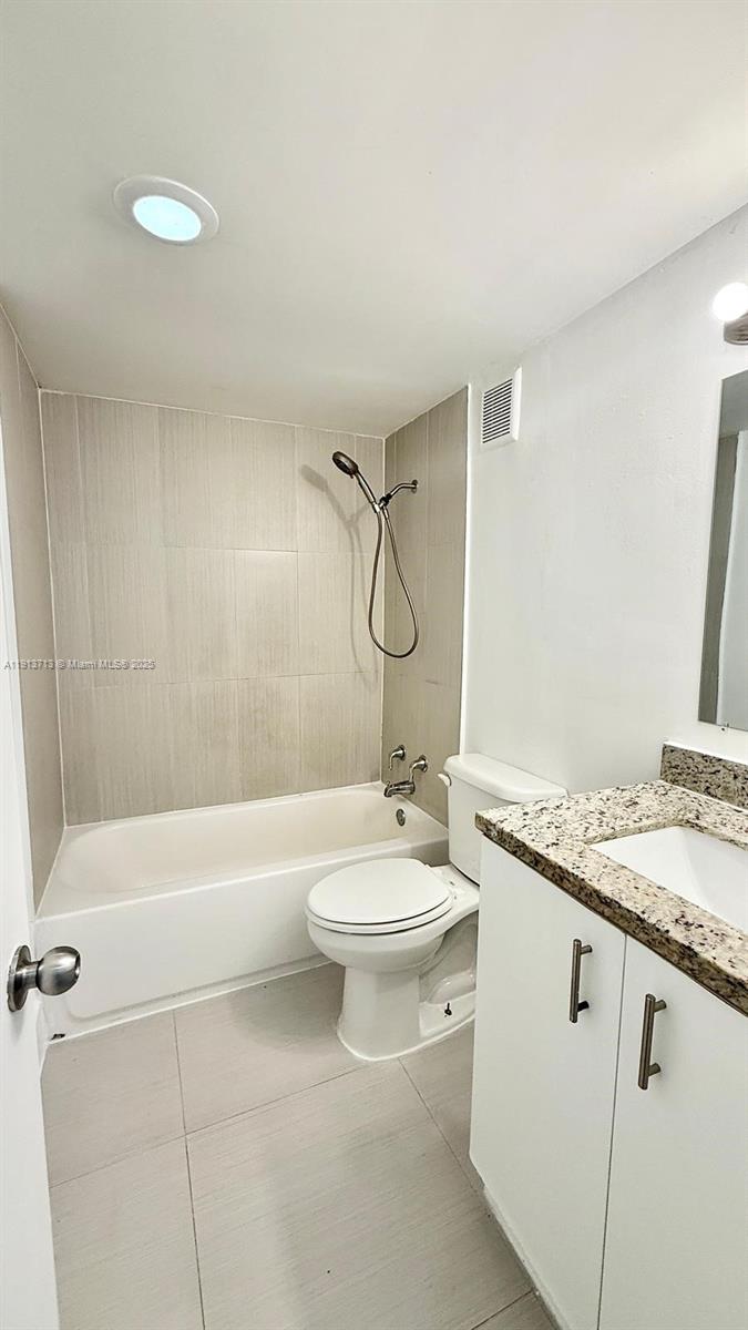 Elegant master bedroom retreat at 42 14th St - Condo in Dania Beach