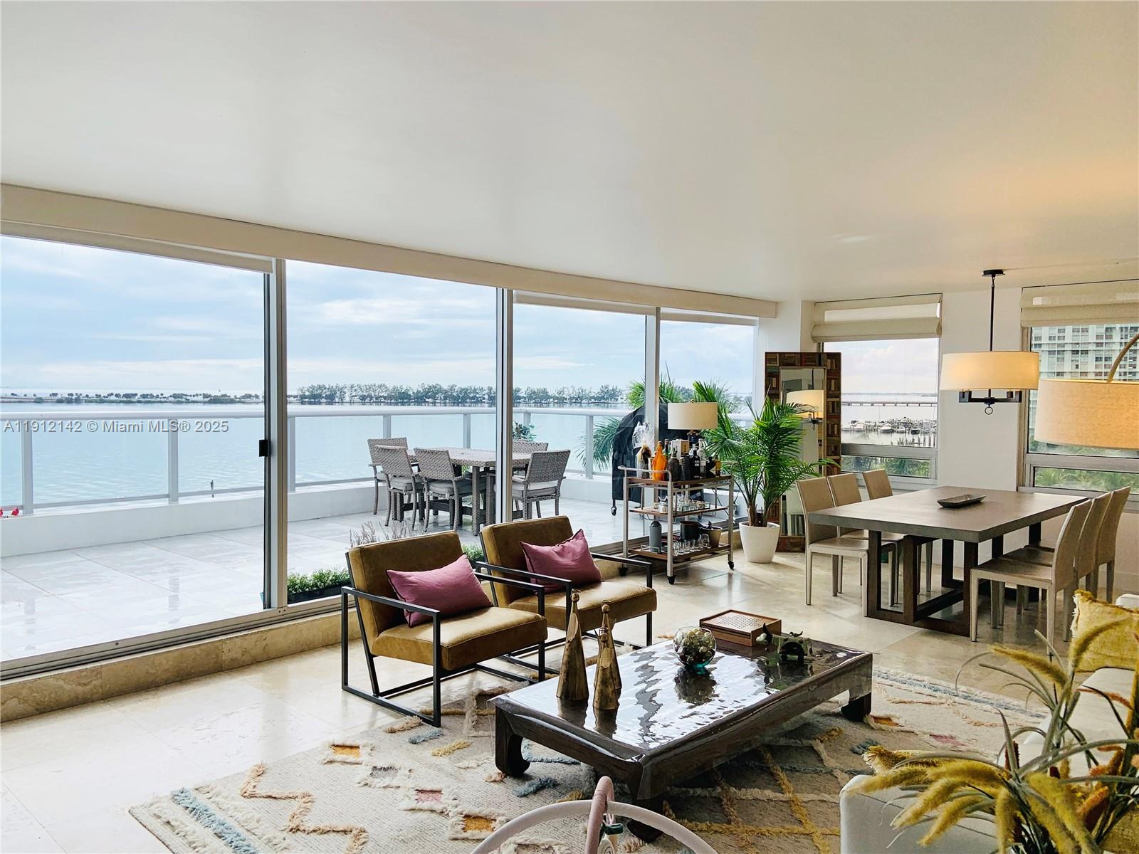 Apartamento à Venda em Miami, FL