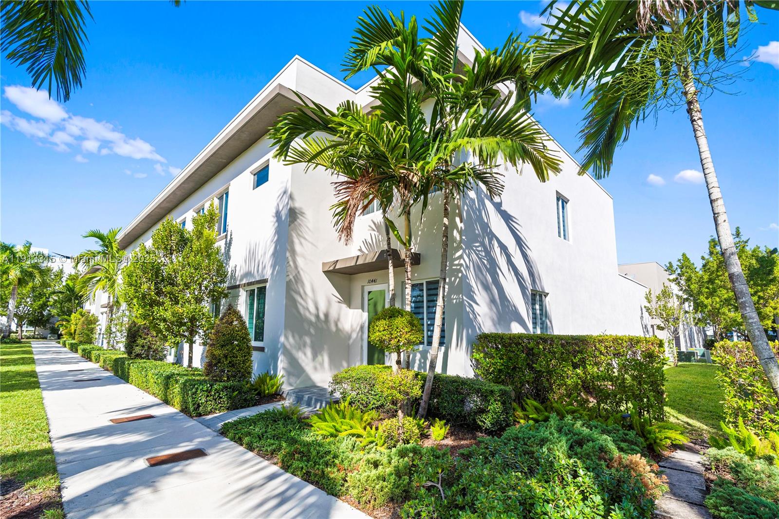 Landmark At Doral Central