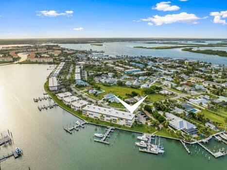 Colonnades Condominium No