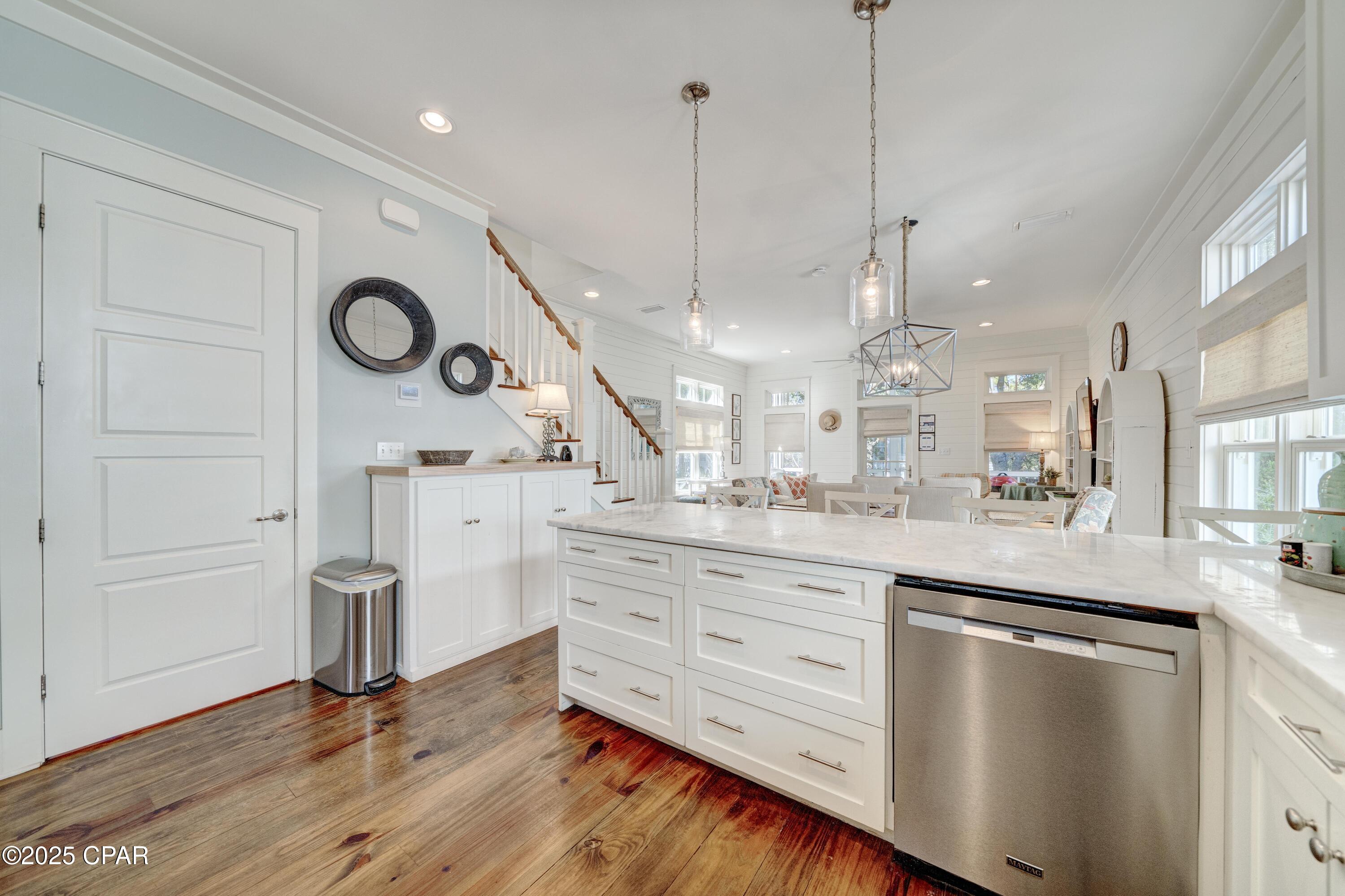 Listing photo id 15 for 148 Parkshore Drive