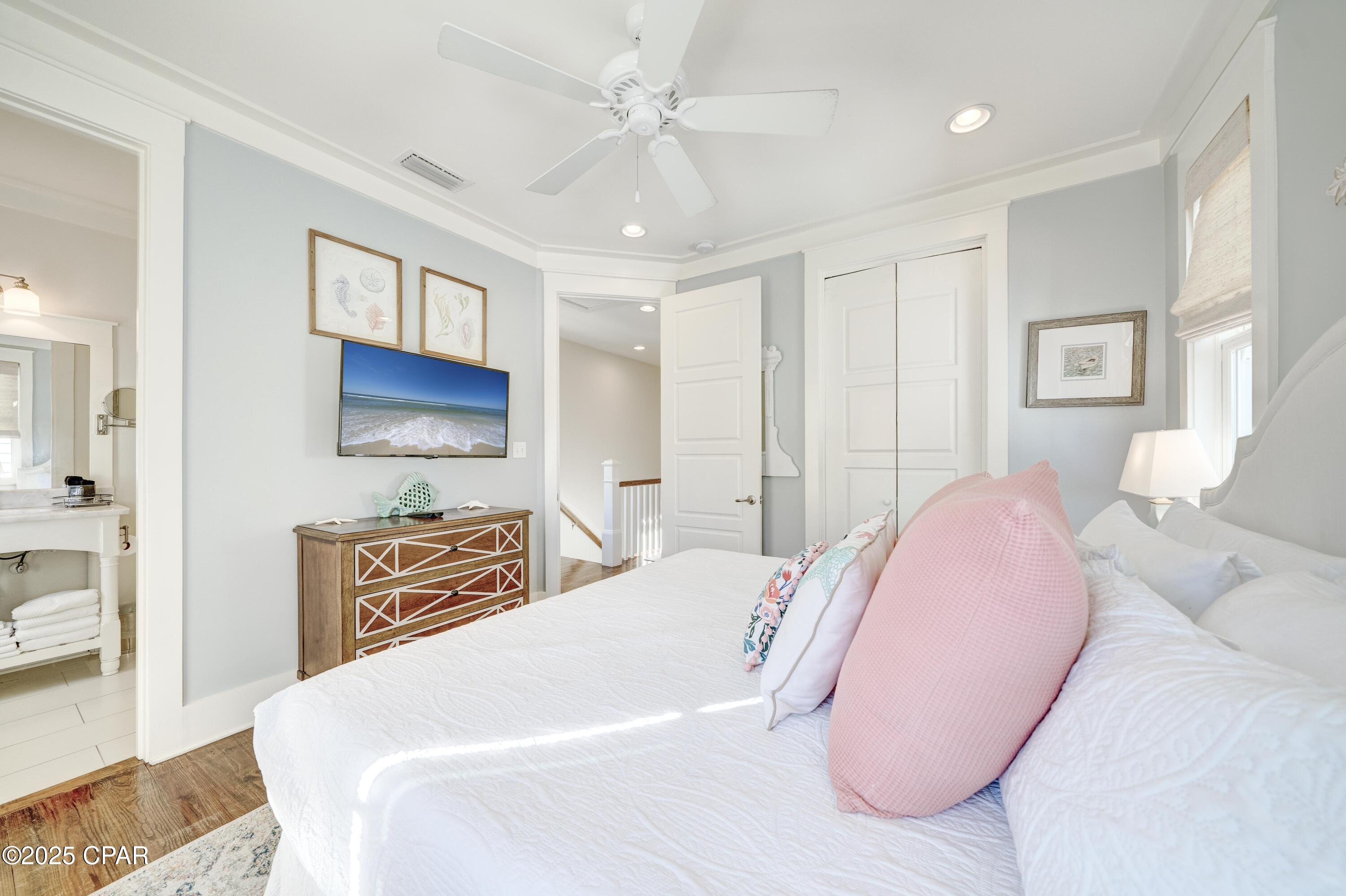 Listing photo id 24 for 148 Parkshore Drive