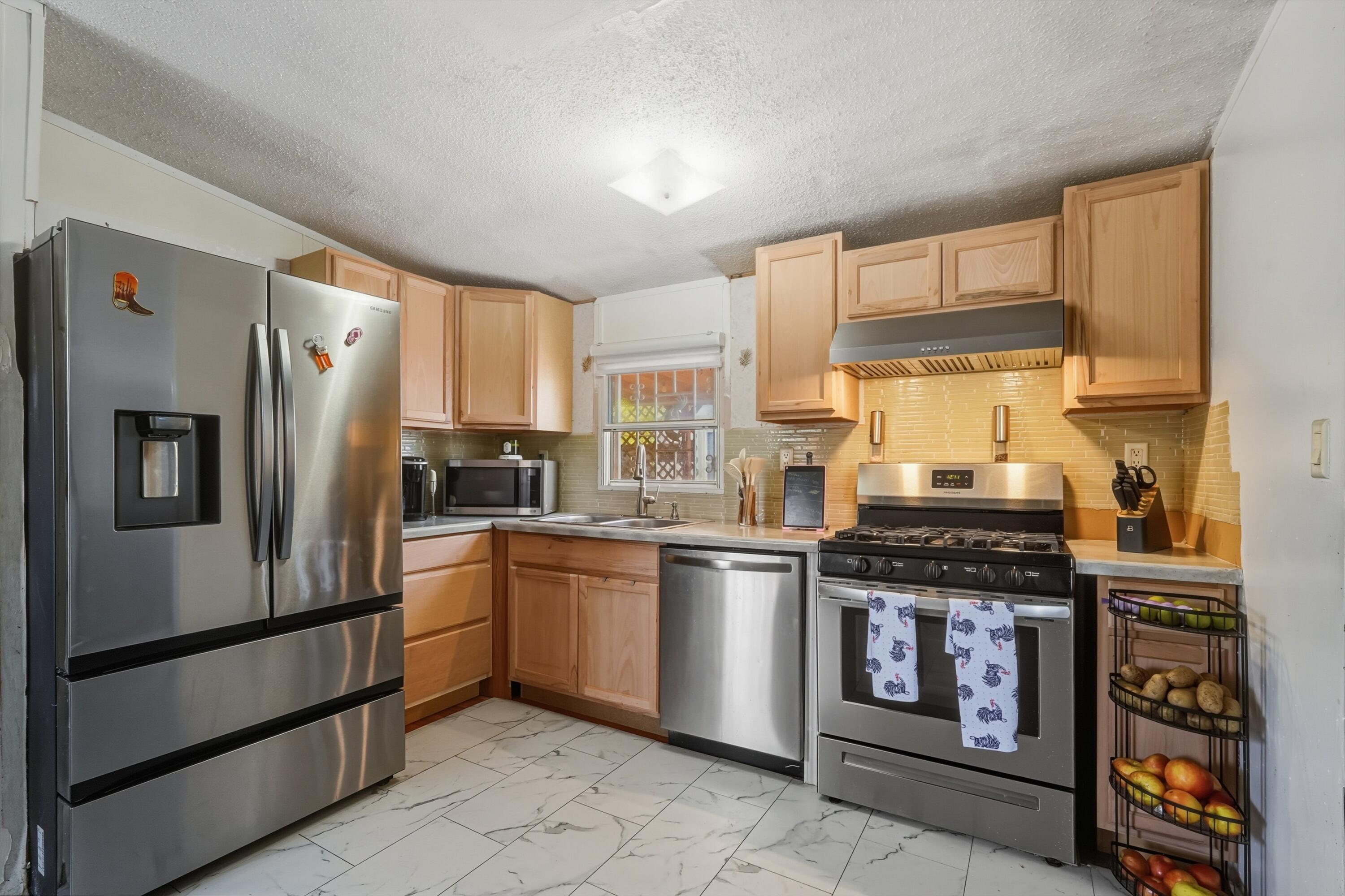224 Atrisco Vista Boulevard SW TRLR 737 Kitchen