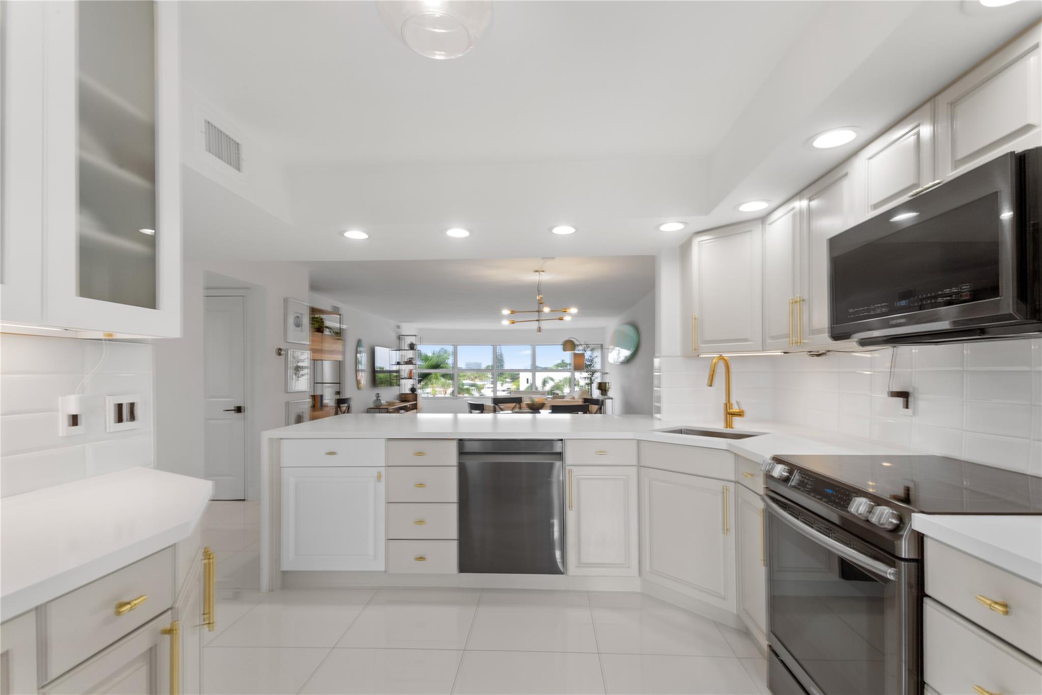 Photo 3 of home located at 3111 NE 51st St 403C, Fort Lauderdale FL