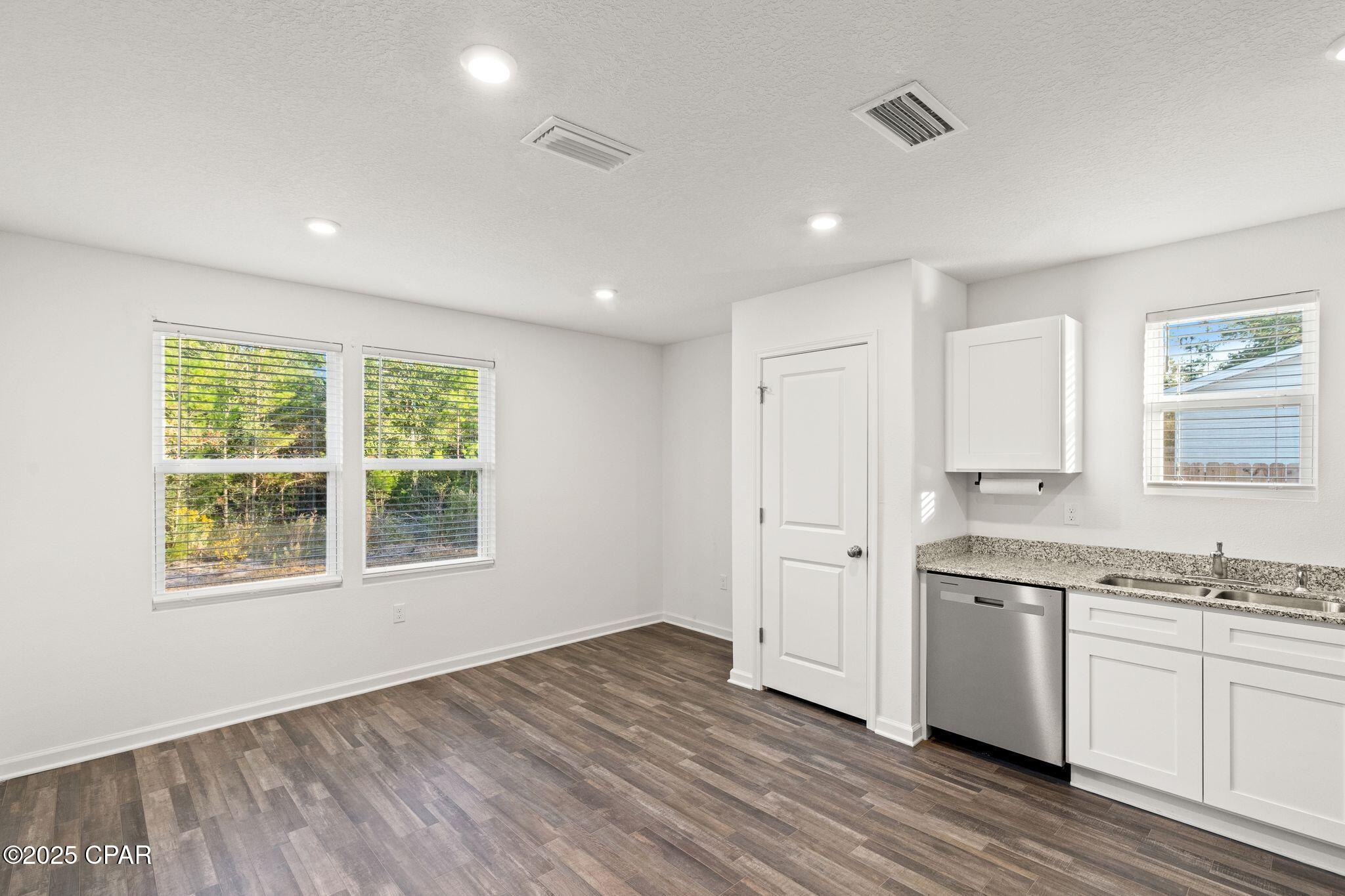 Image 9 For 3987 Oxford Avenue