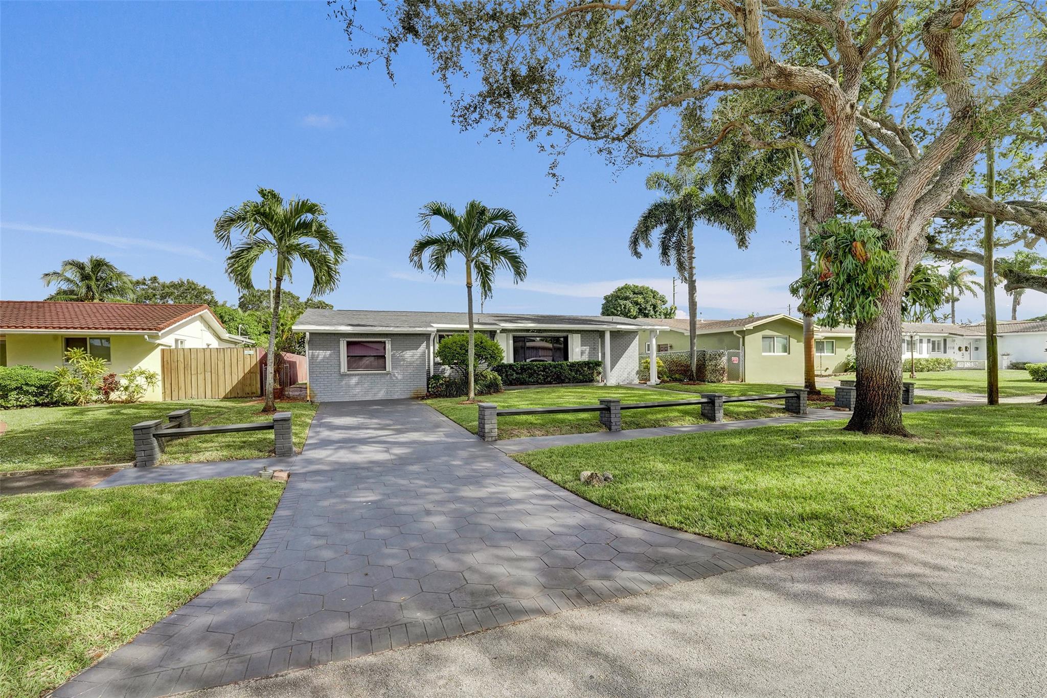 2201 N 49th Ave, Hollywood, FL 33021