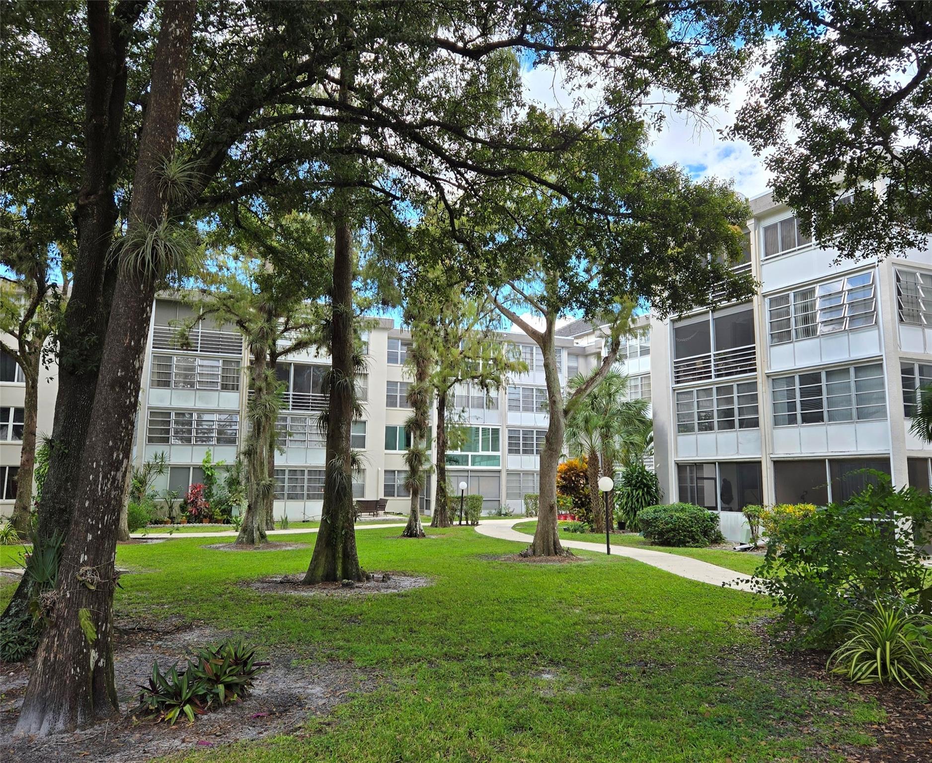 Homes for sale in Lauderdale Lakes, FL | 4898 Nw 29th Ct #412, Lauderdale Lakes, FL 33313 | MLS# F10537048