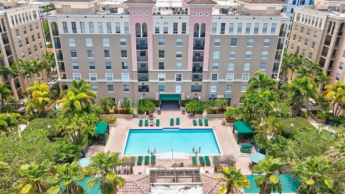 Las Olas By The River Con