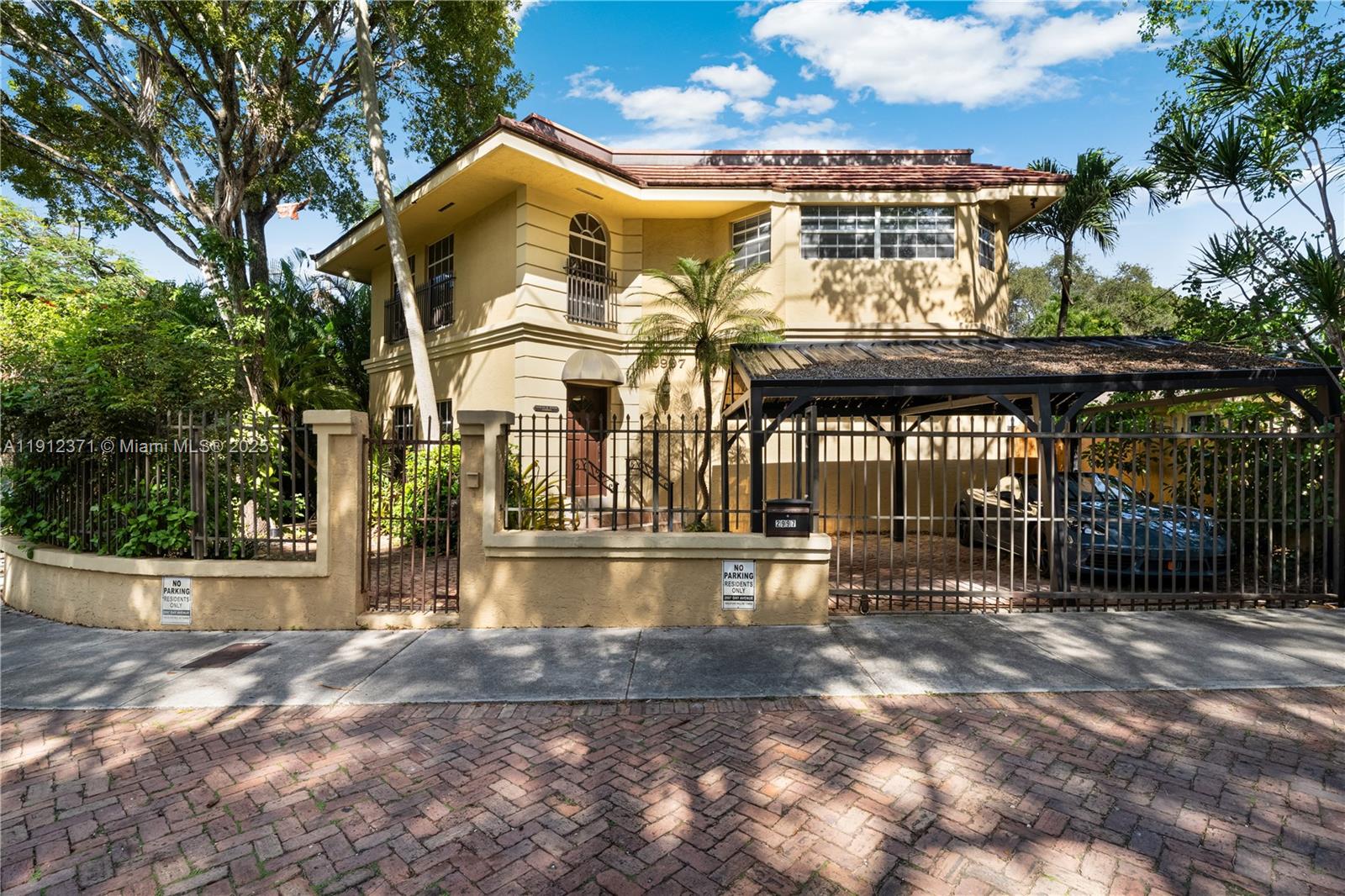 H R Peacocks Sub Pent Hom