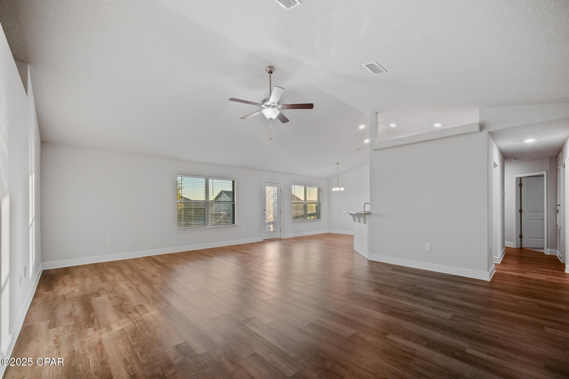 Listing photo id 13 for 2011 Broad Street