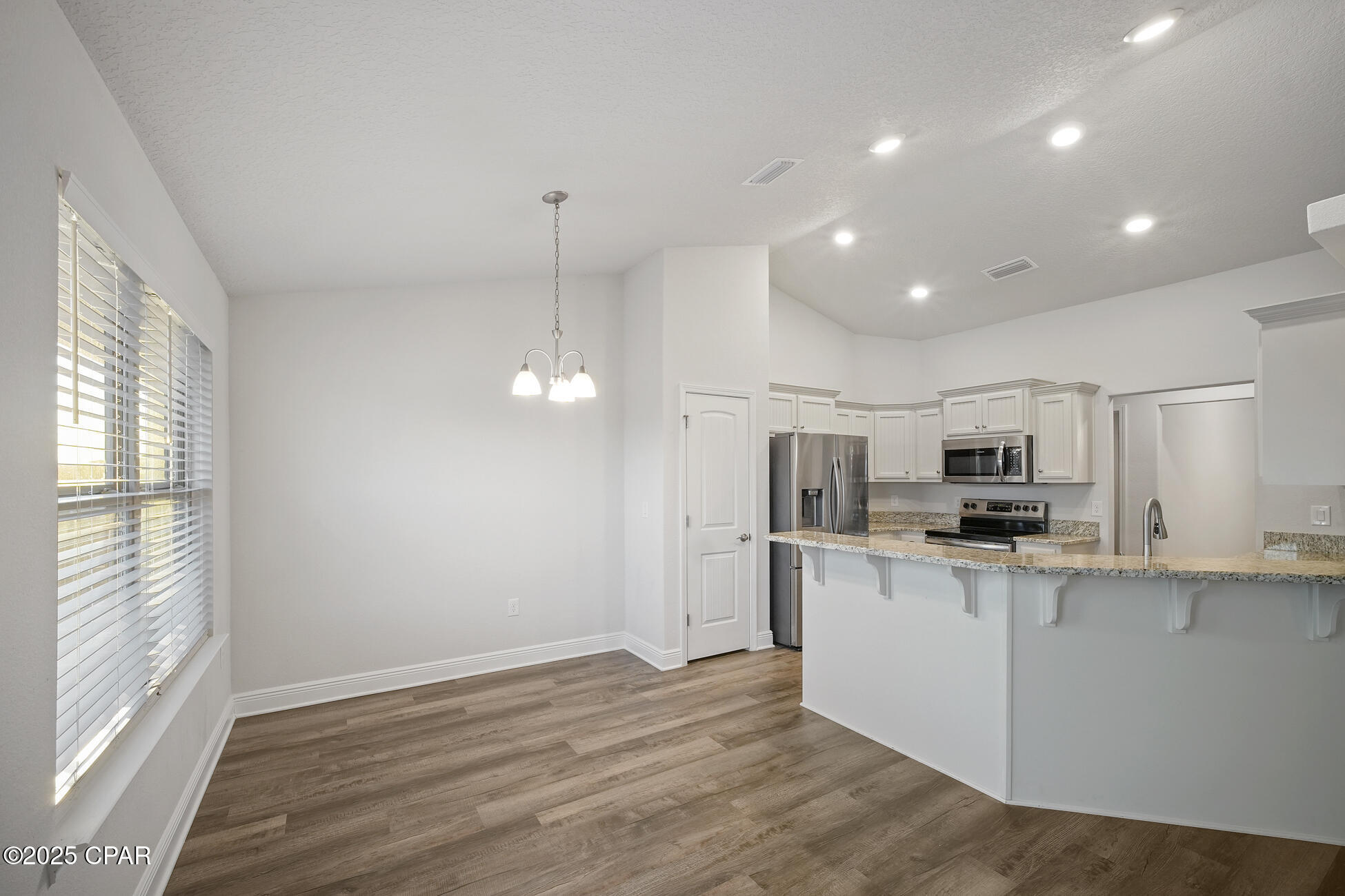 Listing photo id 14 for 2011 Broad Street