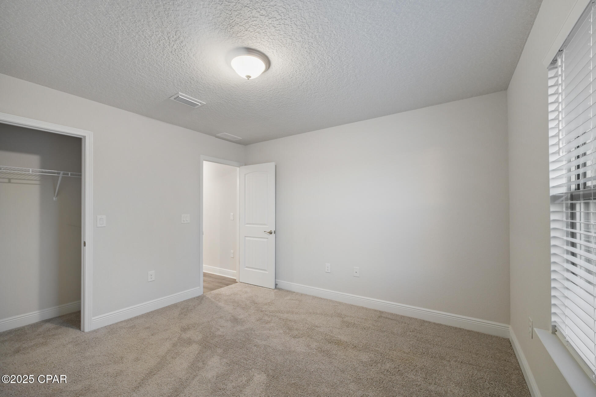 Listing photo id 27 for 2011 Broad Street