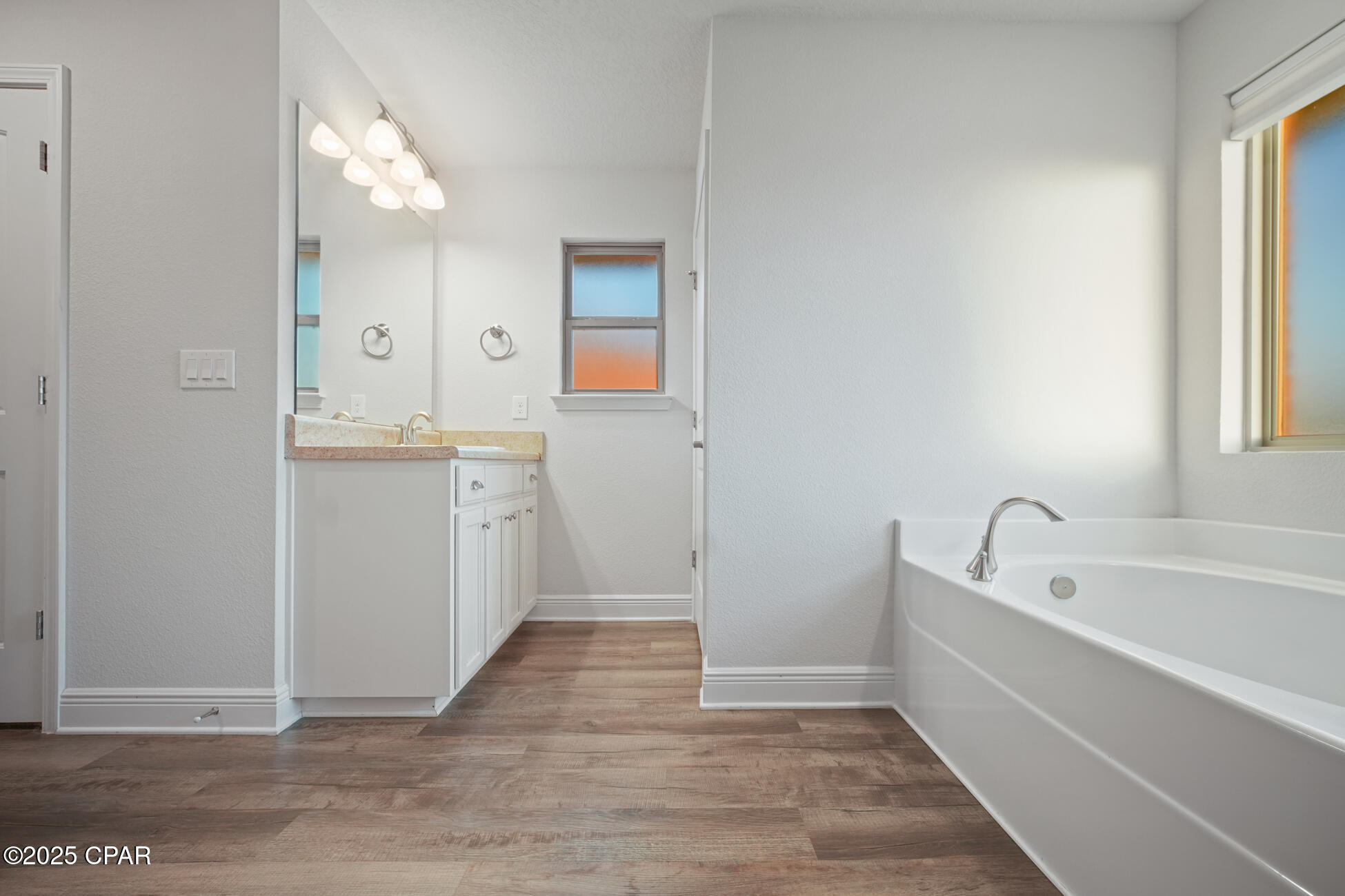 Listing photo id 36 for 2011 Broad Street