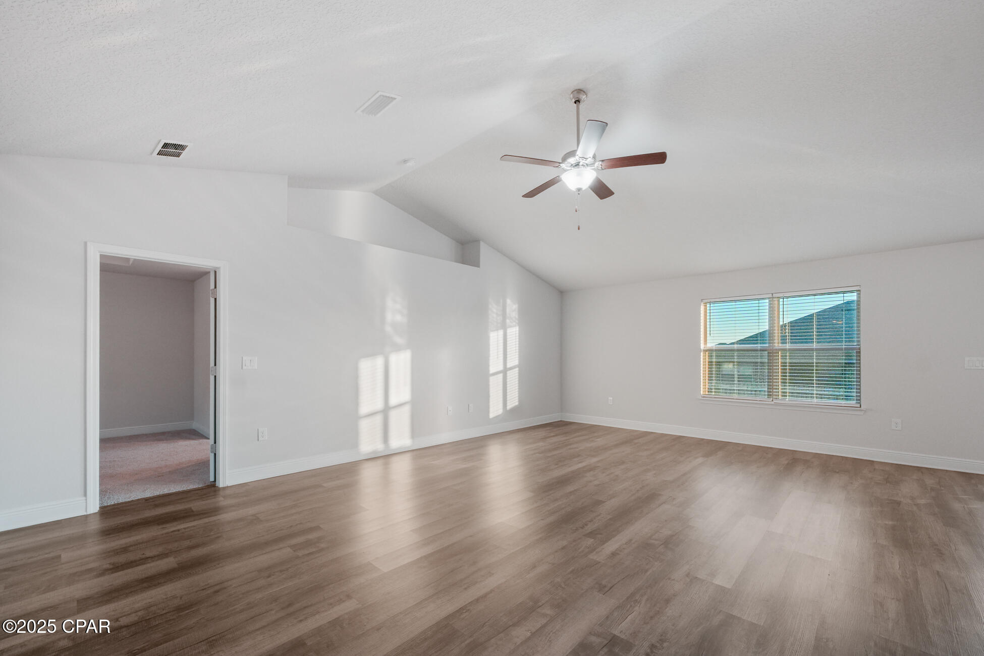 Listing photo id 38 for 2011 Broad Street