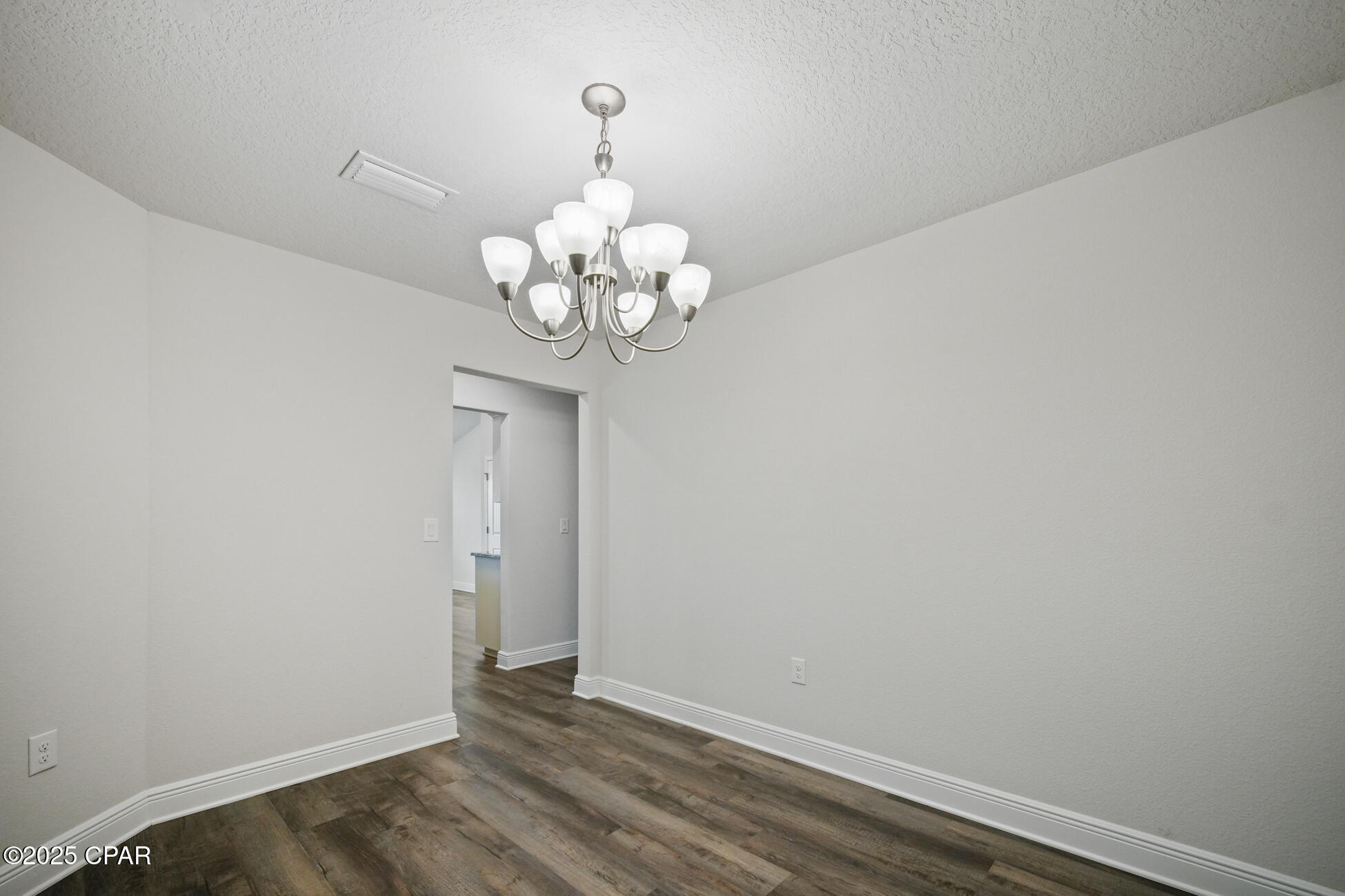 Listing photo id 41 for 2011 Broad Street