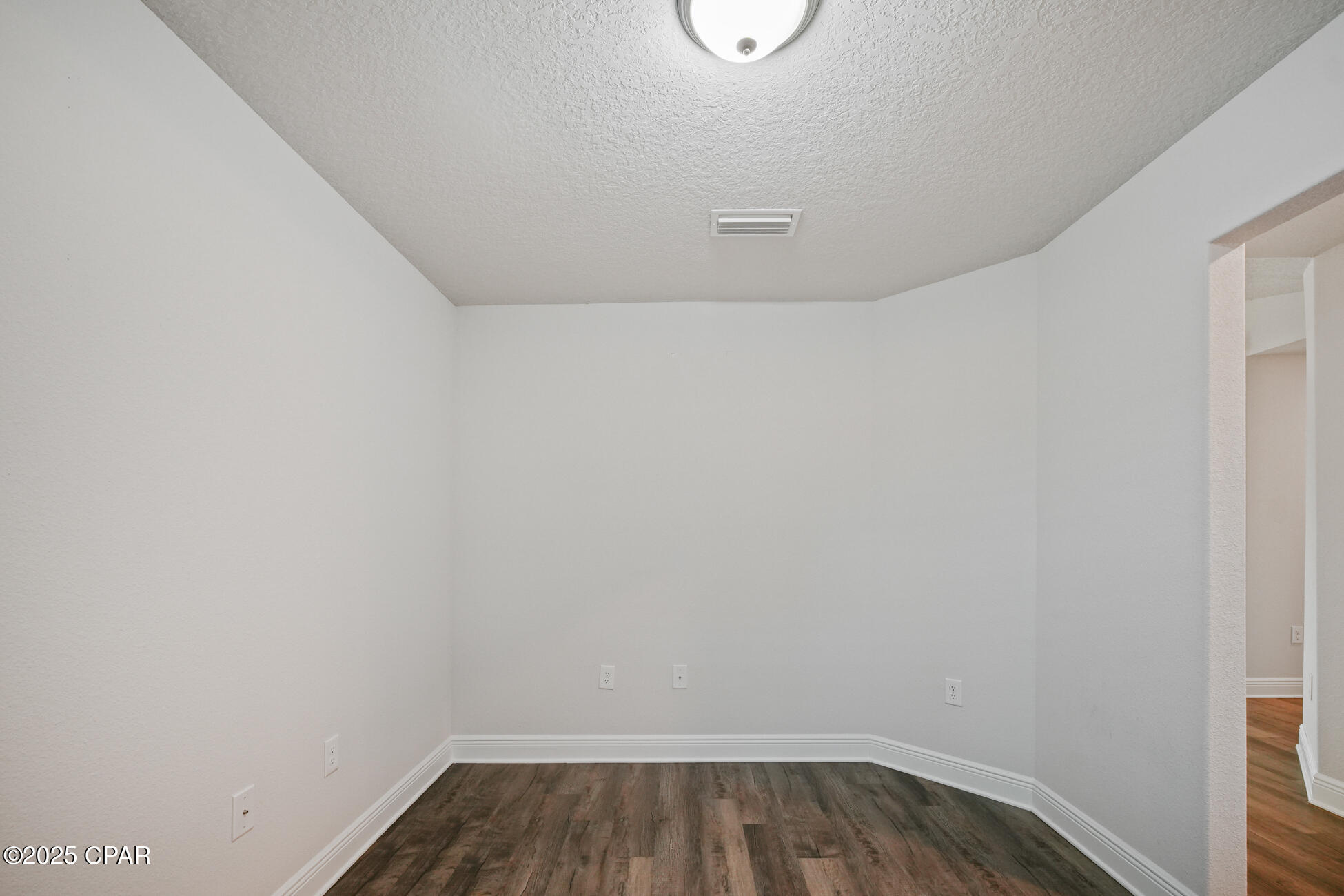 Listing photo id 46 for 2011 Broad Street