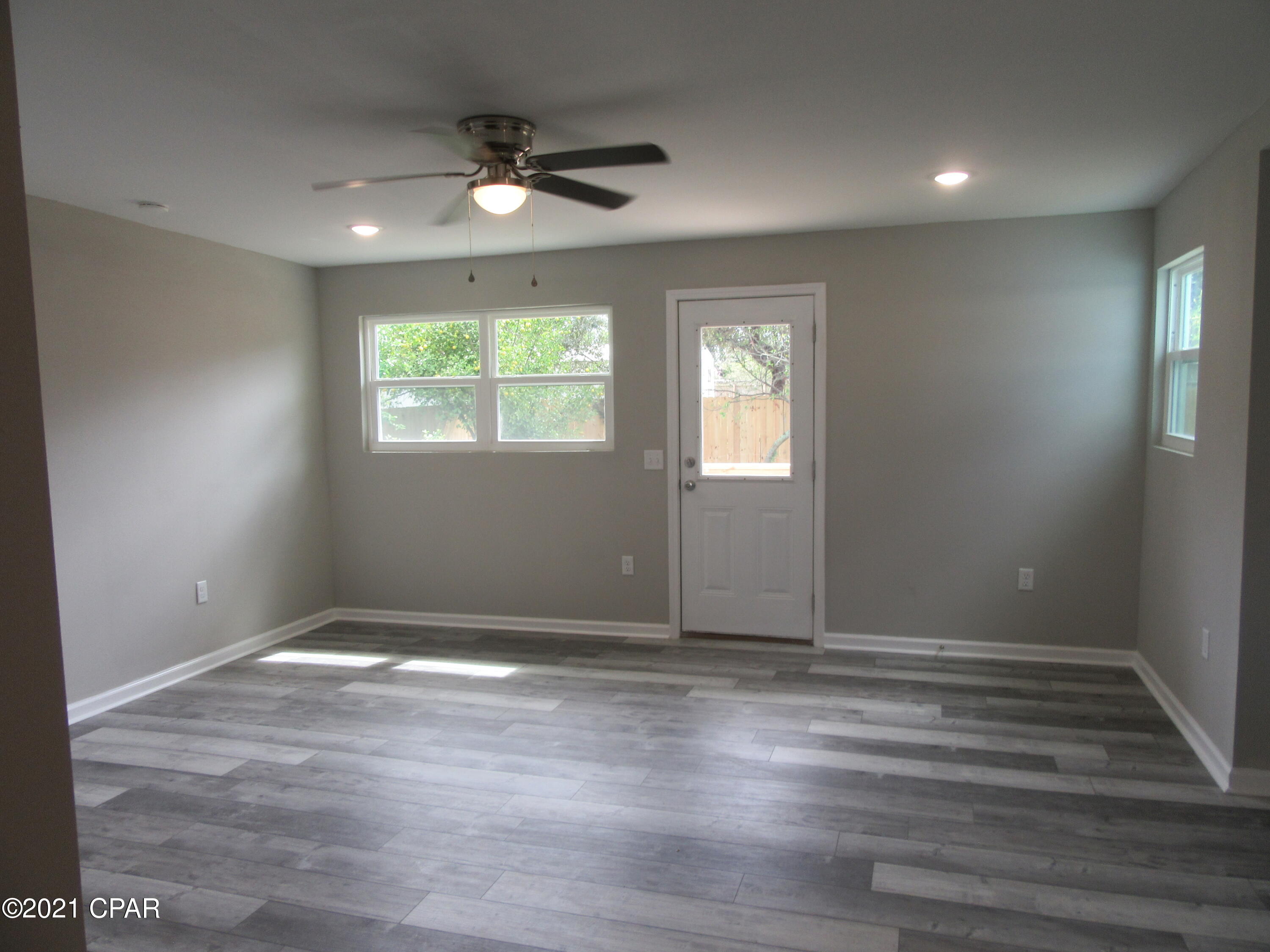 Image 11 For 9823 Clarence Street