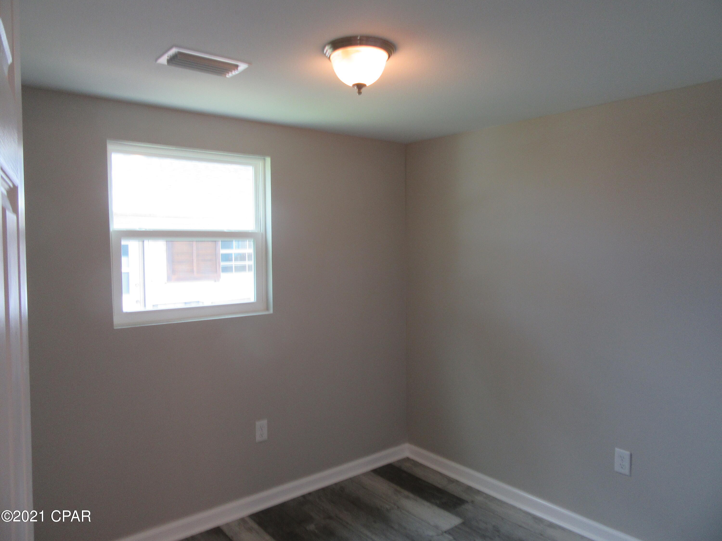 Image 21 For 9823 Clarence Street