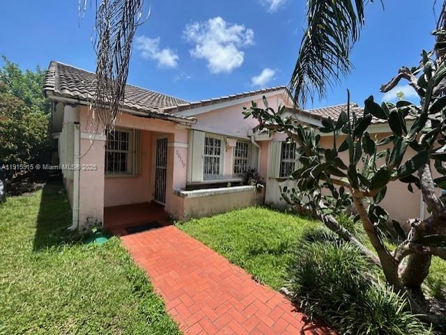 Come and see these 4 bedrooms 2 bathrooms pool home, located just minutes away to everything, major roads and highways, schools, parks, shopping centers, movie theatres, restaurants, expressway access.  Enjoy weekend picnics, fishing and biking, at the Black Point Marina and Park