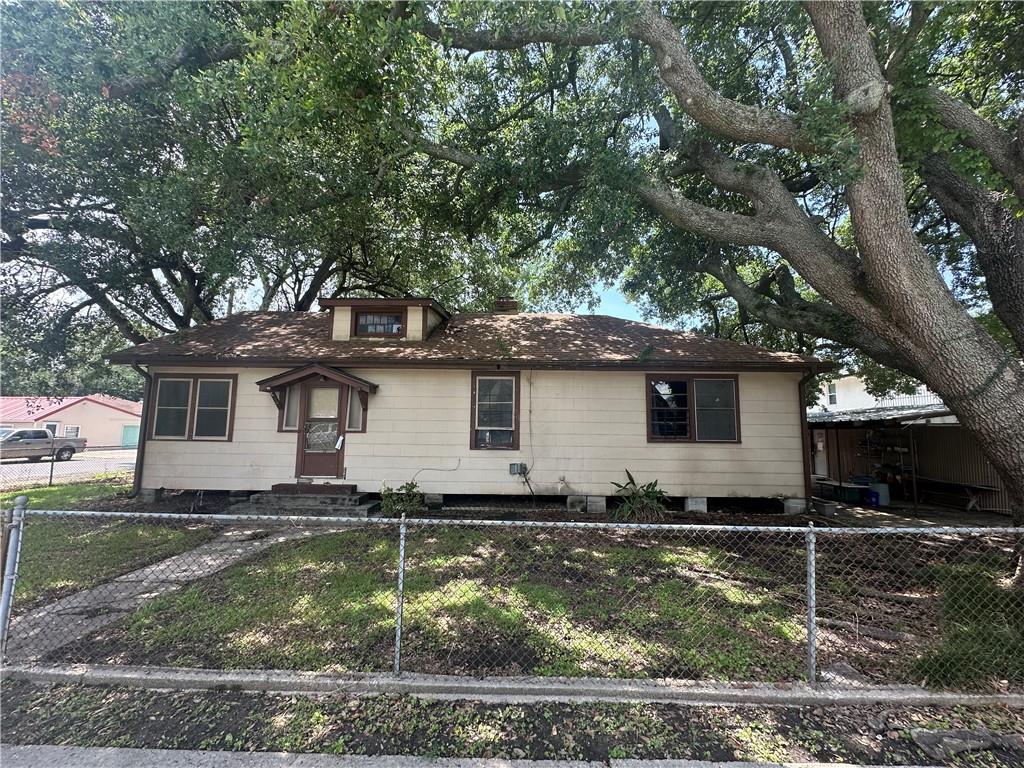 Excellent opportunity for an oversized corner lot in high demand area. Steps from Bonnabel Blvd and Veterans, this
100'x104' Corner lot features a 1270sqft home, new roof in 2021, but is need of restoration, includes a 2 car detached garage, and
a 24'x40' metal shop building that was previously used as a commercial building. Bring your imagination and there are tons of
possibilities for this property. Could possibly split into 2 lots, would need to verify with JP zoning.