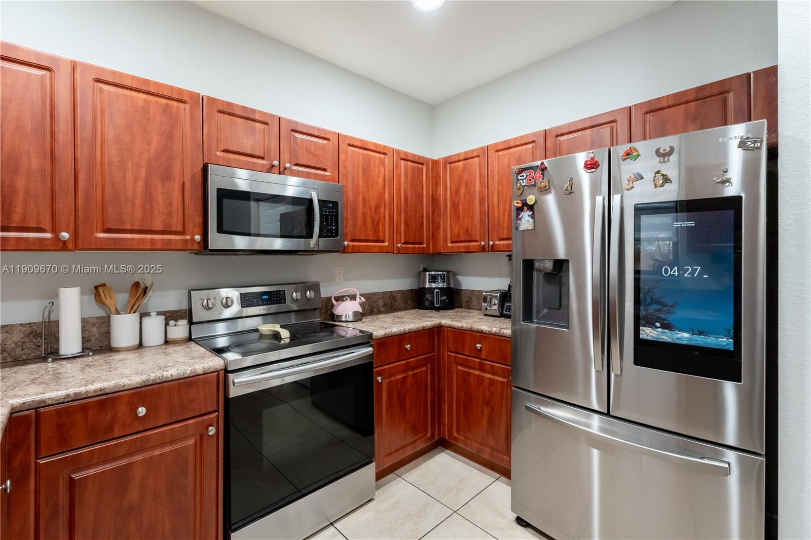 GREAT OPPORTUNITY!! LOW HOA. This three-bedroom, 2.5 bath. a split-floor plan upstairs bedrooms features a Two stories one-car garage. Enjoy all the amenities of Silver Palm East. Close to the Florida turnpike. Great space to entertain friends and family.