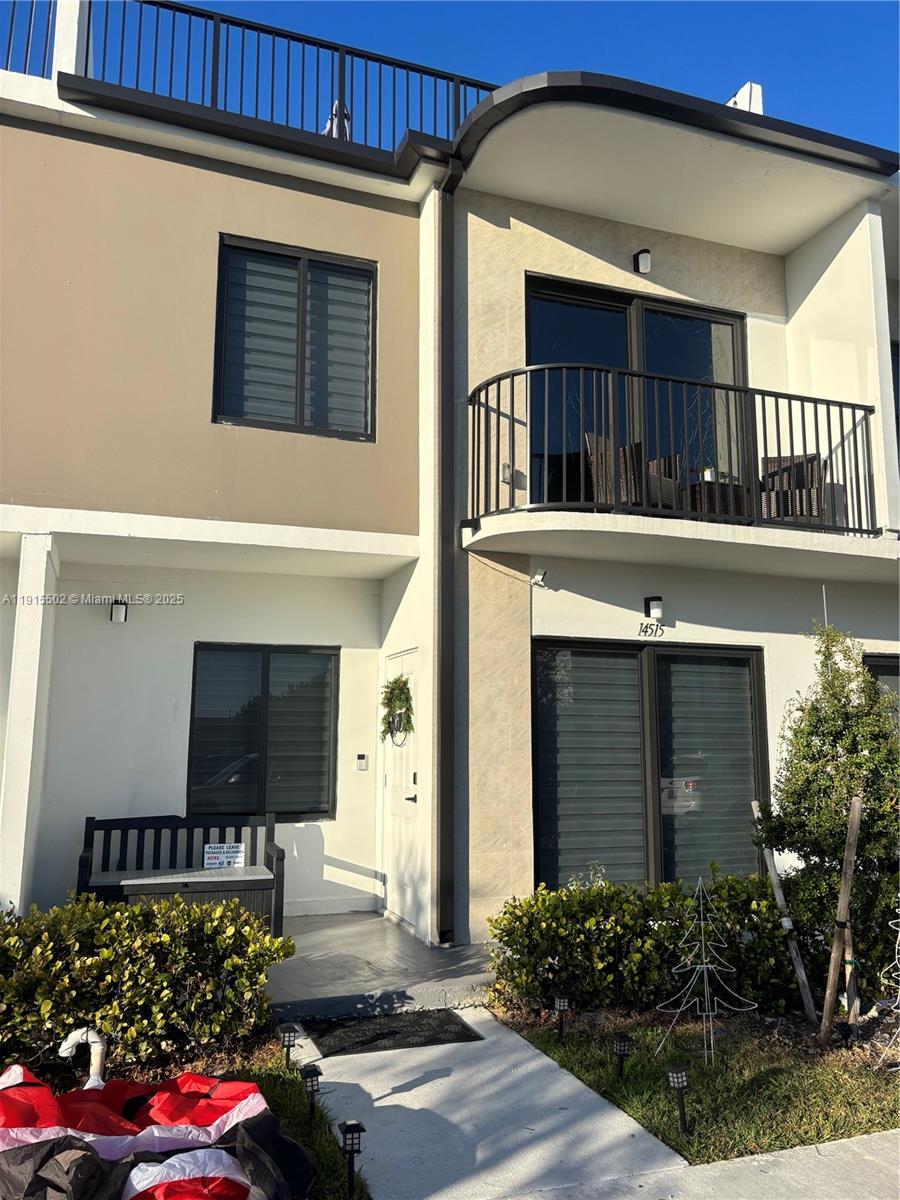 Newer 4/3 townhouse in Grandville! Modern kitchen, quartz counters, stainless steel appliances, impact windows, rooftop terrace. First-floor bedroom + full bath. Great layout and community amenities including playground, BBQ gazebos, and dog park. Section 8 welcomed. Ready for immediate move-in.