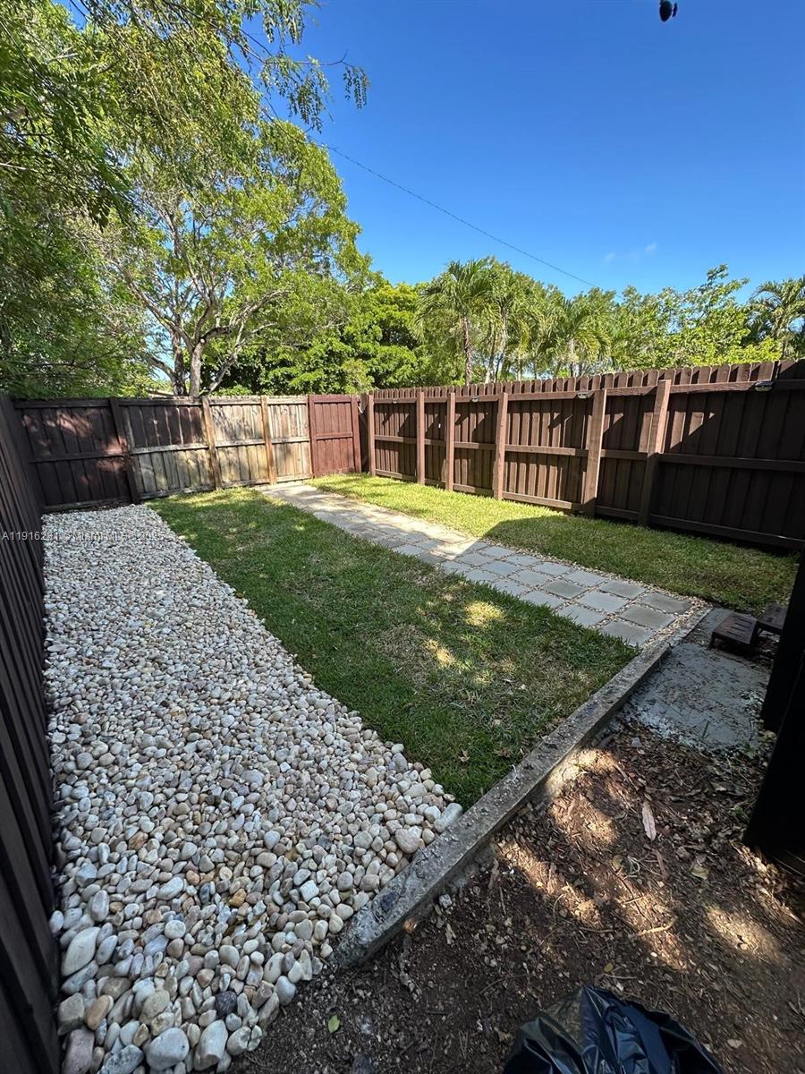 Fully renovated efficiency featuring a private entrance, assigned parking, private fenced backyard, modern kitchenette, walk-in closet, split A/C system, and an upgraded bathroom with a walk-in shower.
Electricity, water, and high-speed internet INCLUDED to deliver a predictable monthly cost structure.

No pets. No smoking.
Occupancy up to 2 people. Pricing adjusts based on number of occupants.
Ideal for responsible tenants seeking a clean, private, well-maintained space.

Move-in: First month + security deposit.