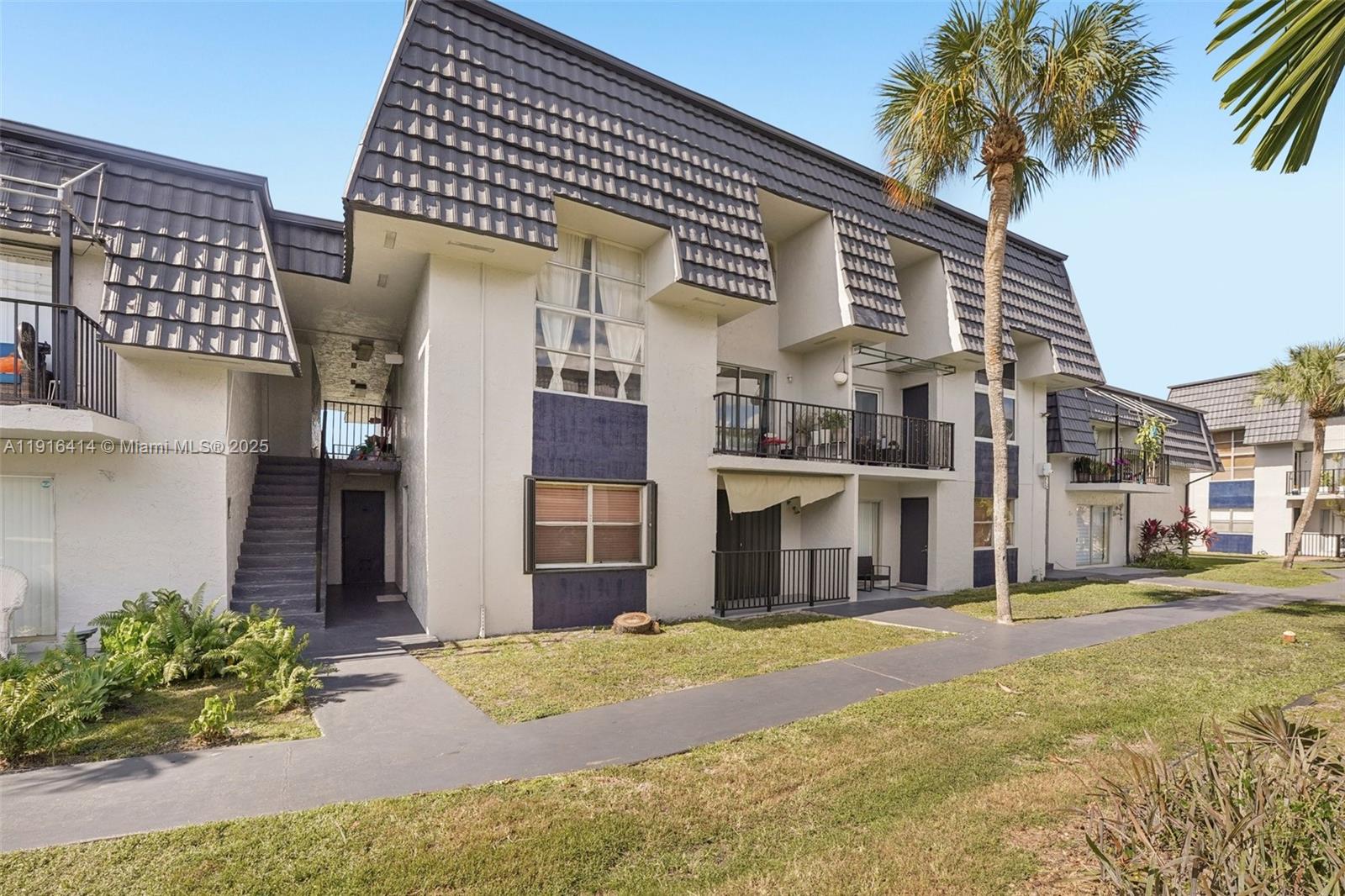 Los Palacios By Miami Lake