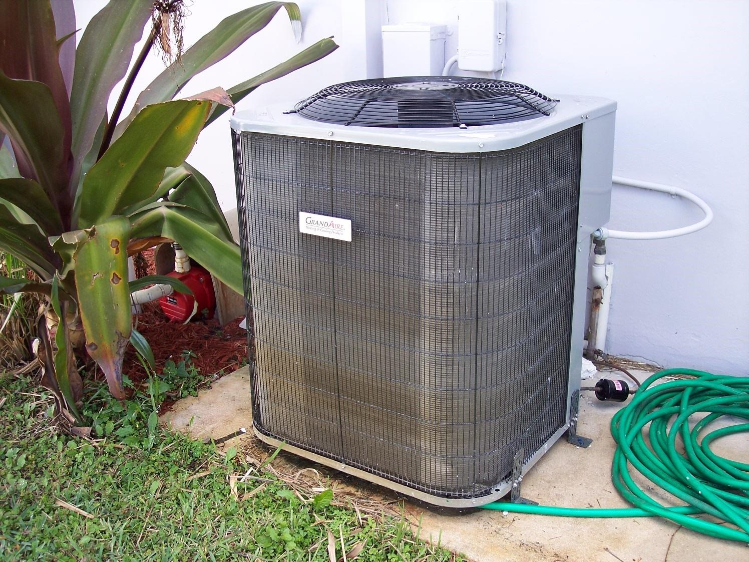 Photo 2 of home located at 9921 NW 38th St, Coral Springs FL