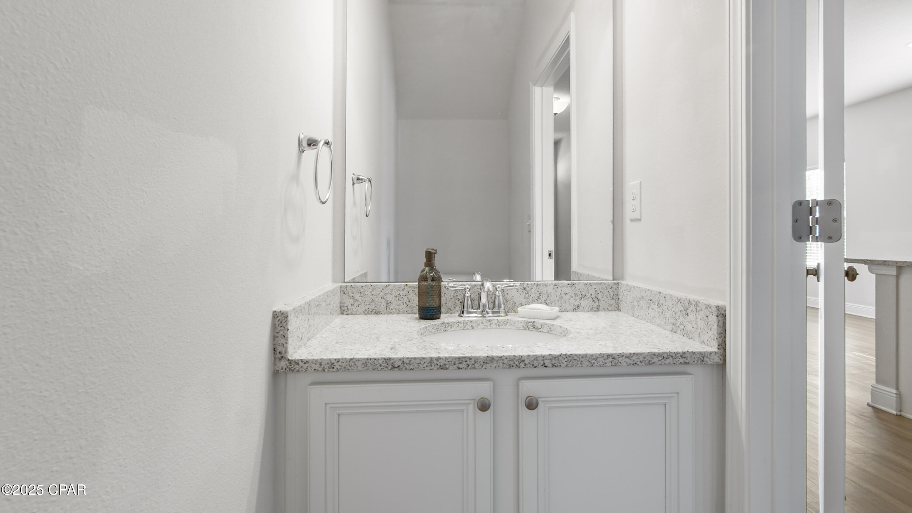 Listing photo id 12 for 1886 Pointe Drive