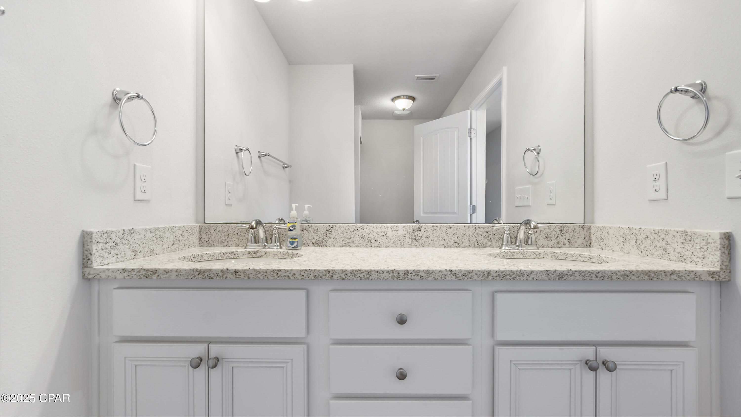 Listing photo id 17 for 1886 Pointe Drive