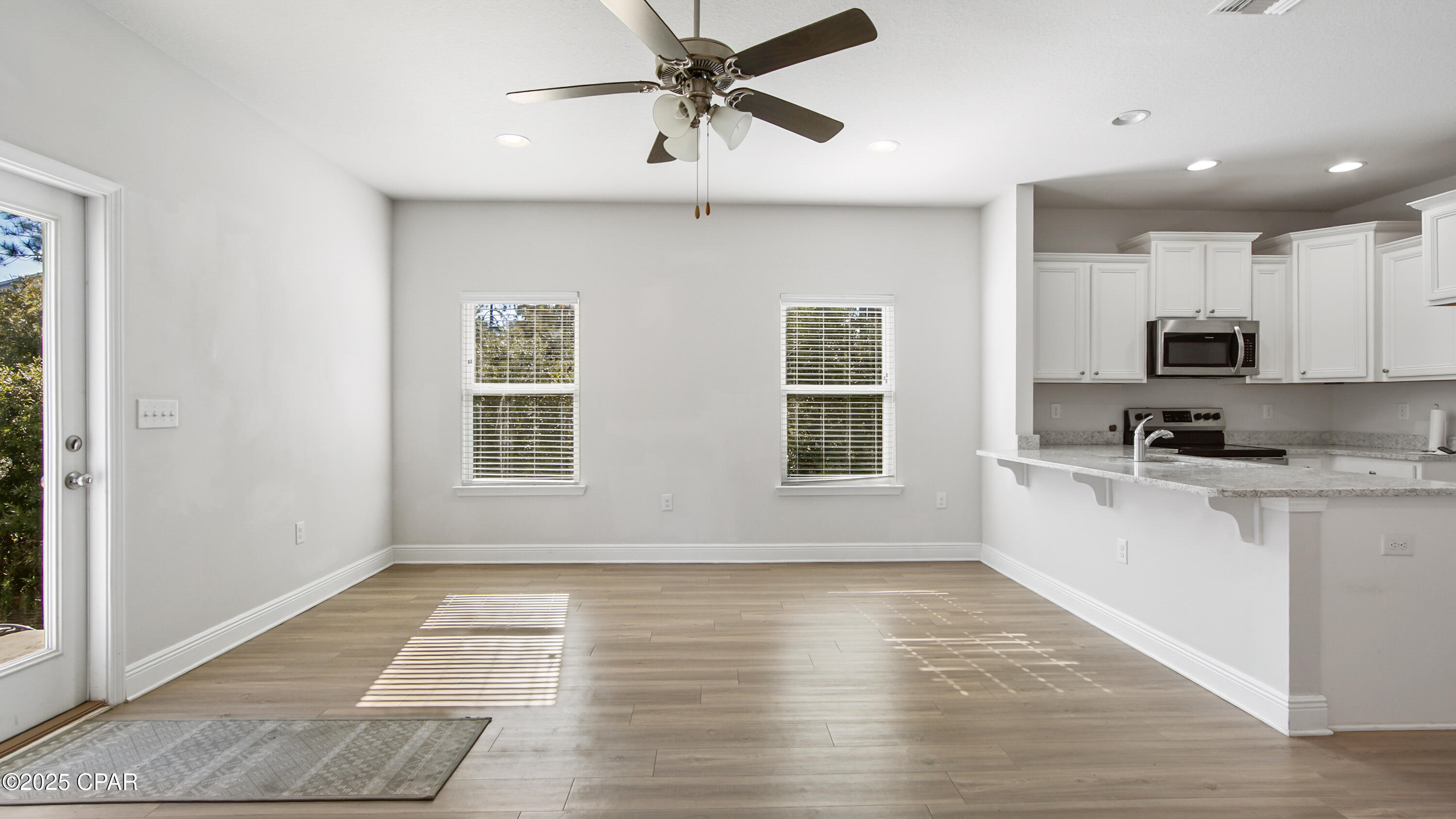 Listing photo id 5 for 1886 Pointe Drive