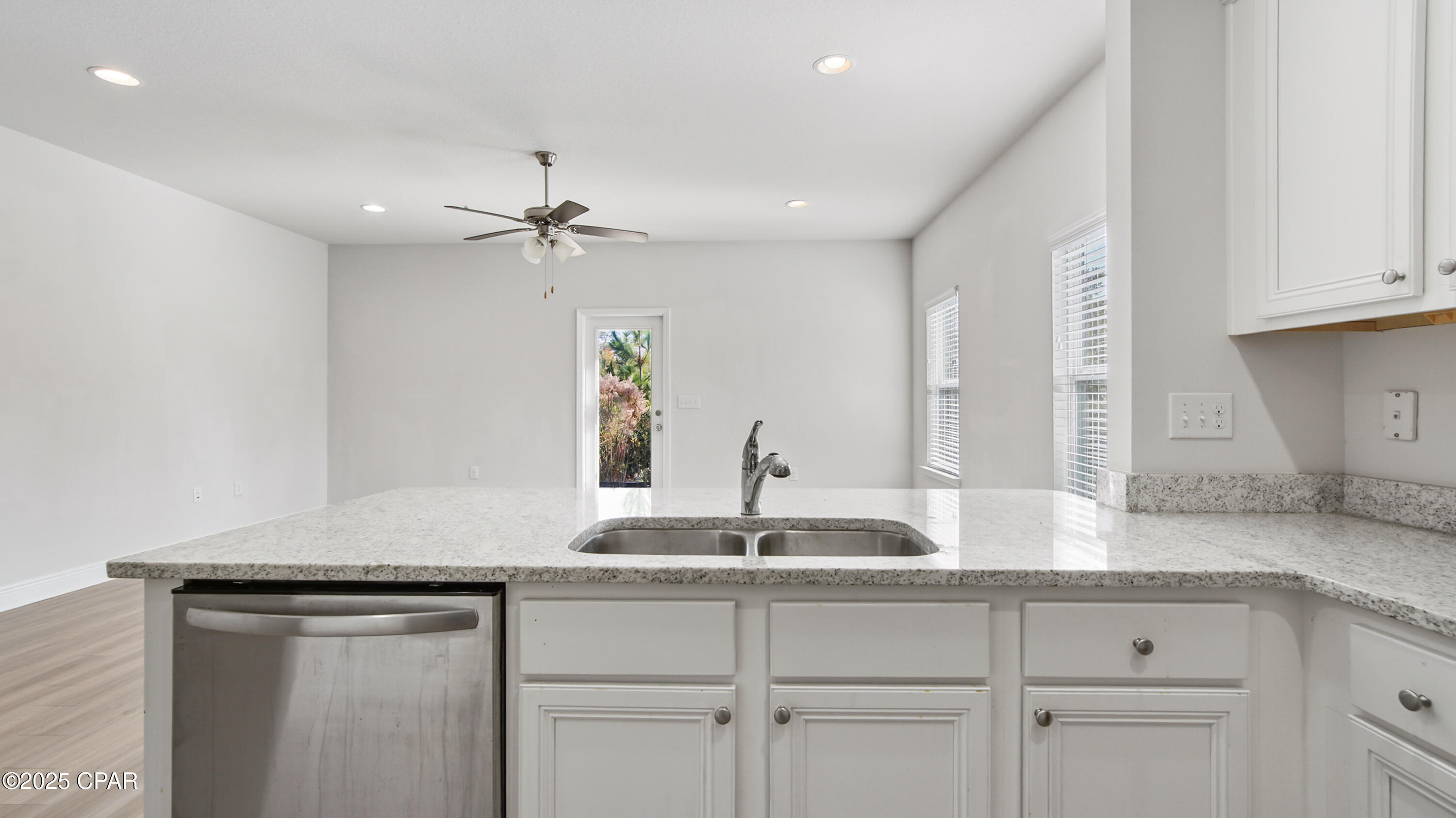 Listing photo id 7 for 1886 Pointe Drive