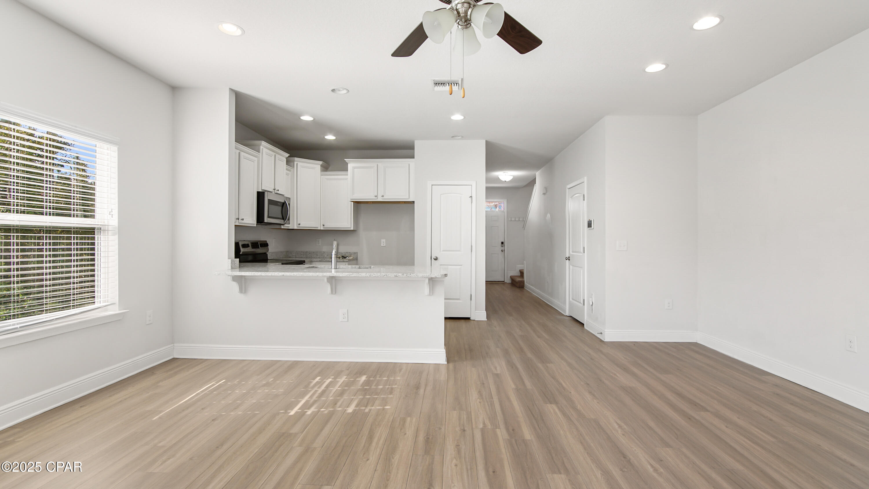 Listing photo id 8 for 1886 Pointe Drive