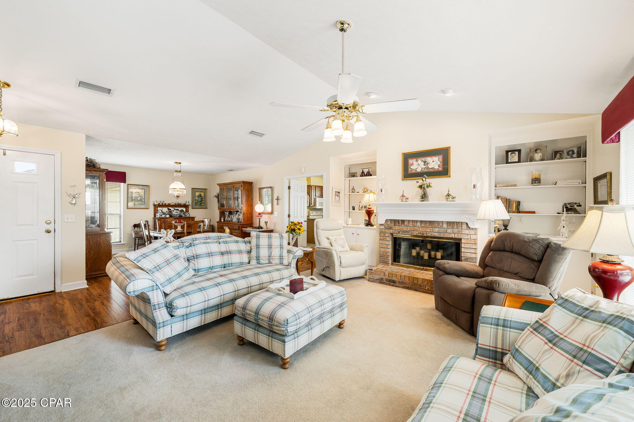 Listing photo id 16 for 2707 Pembroke Drive