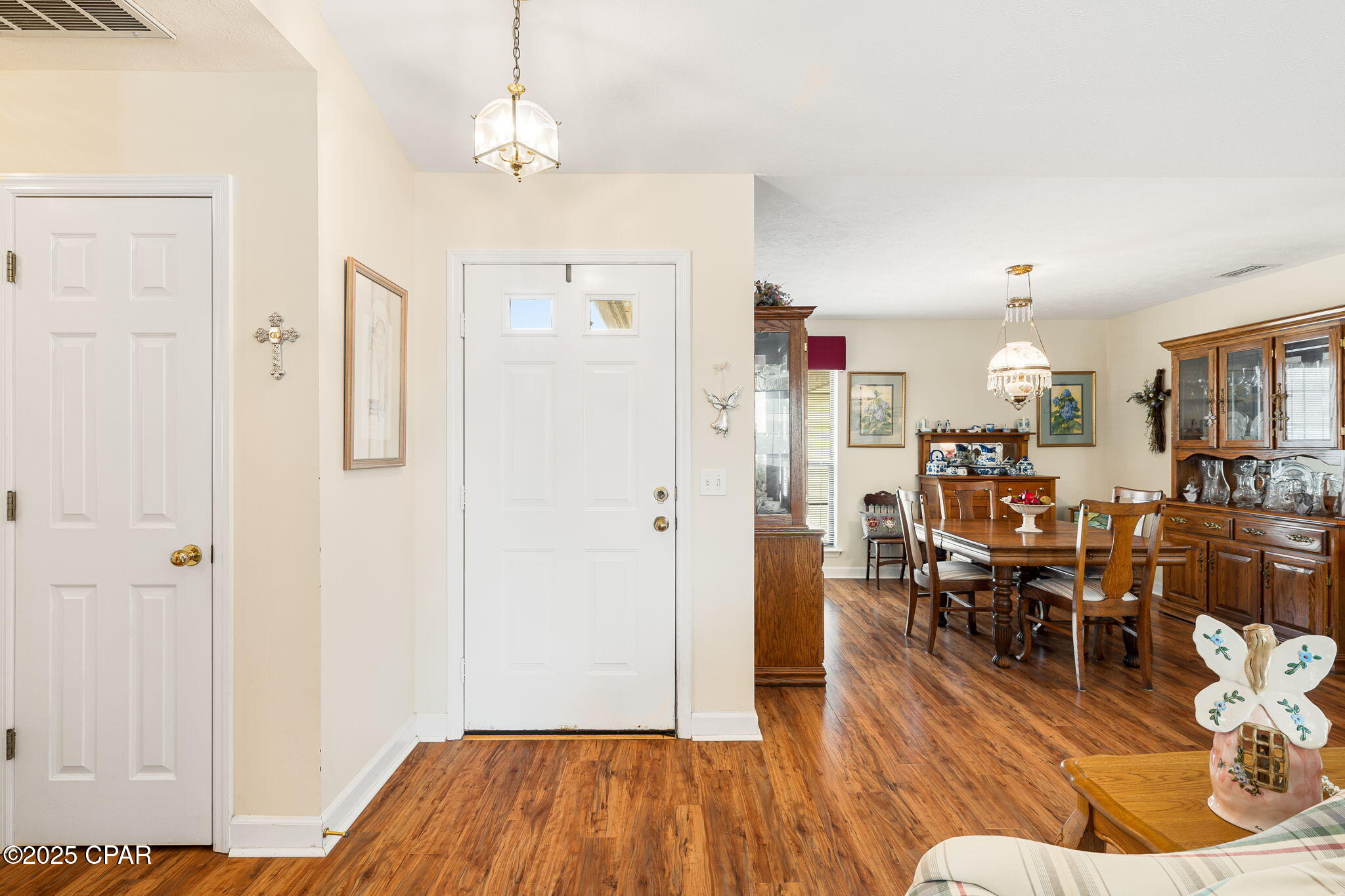 Listing photo id 17 for 2707 Pembroke Drive
