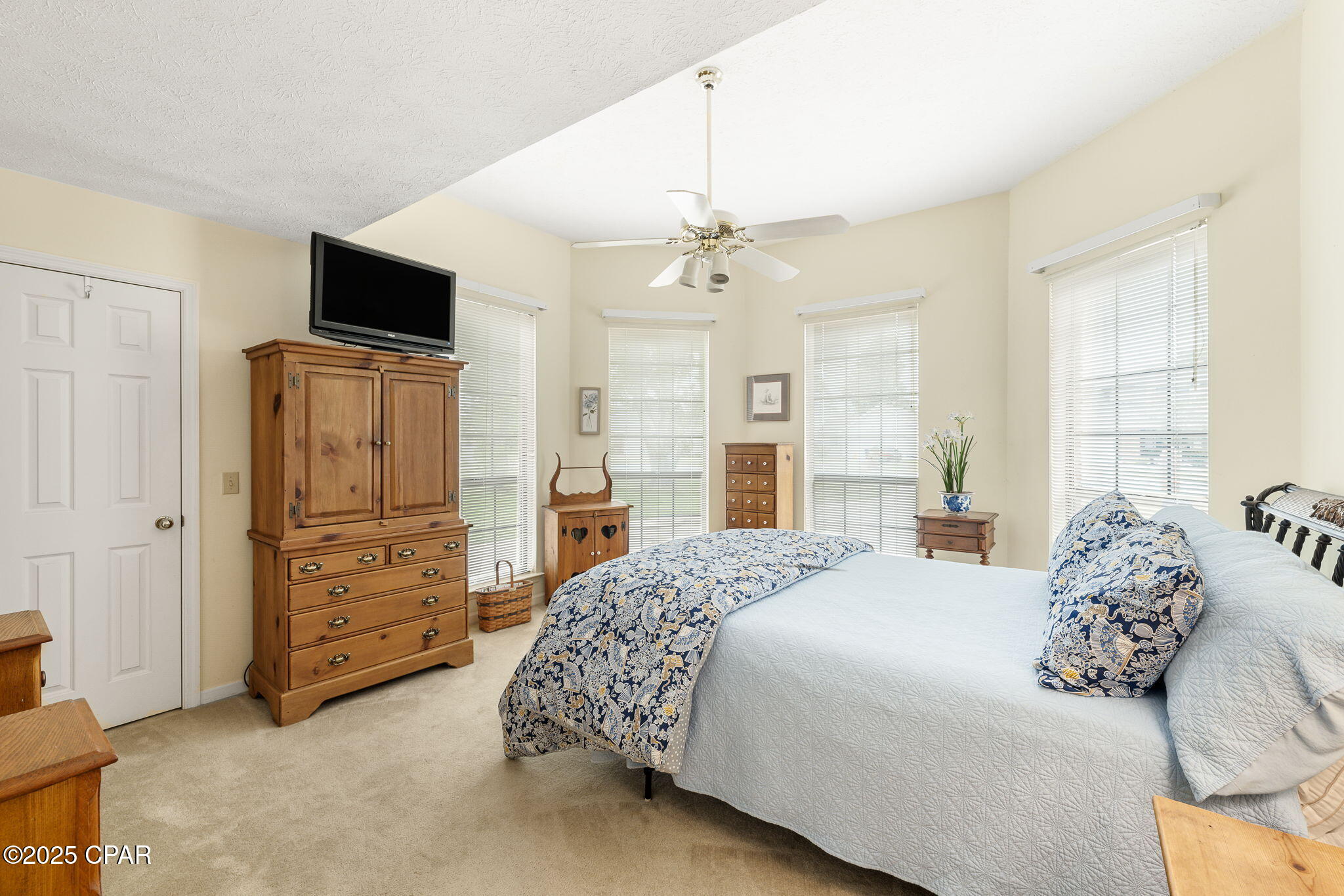 Listing photo id 34 for 2707 Pembroke Drive